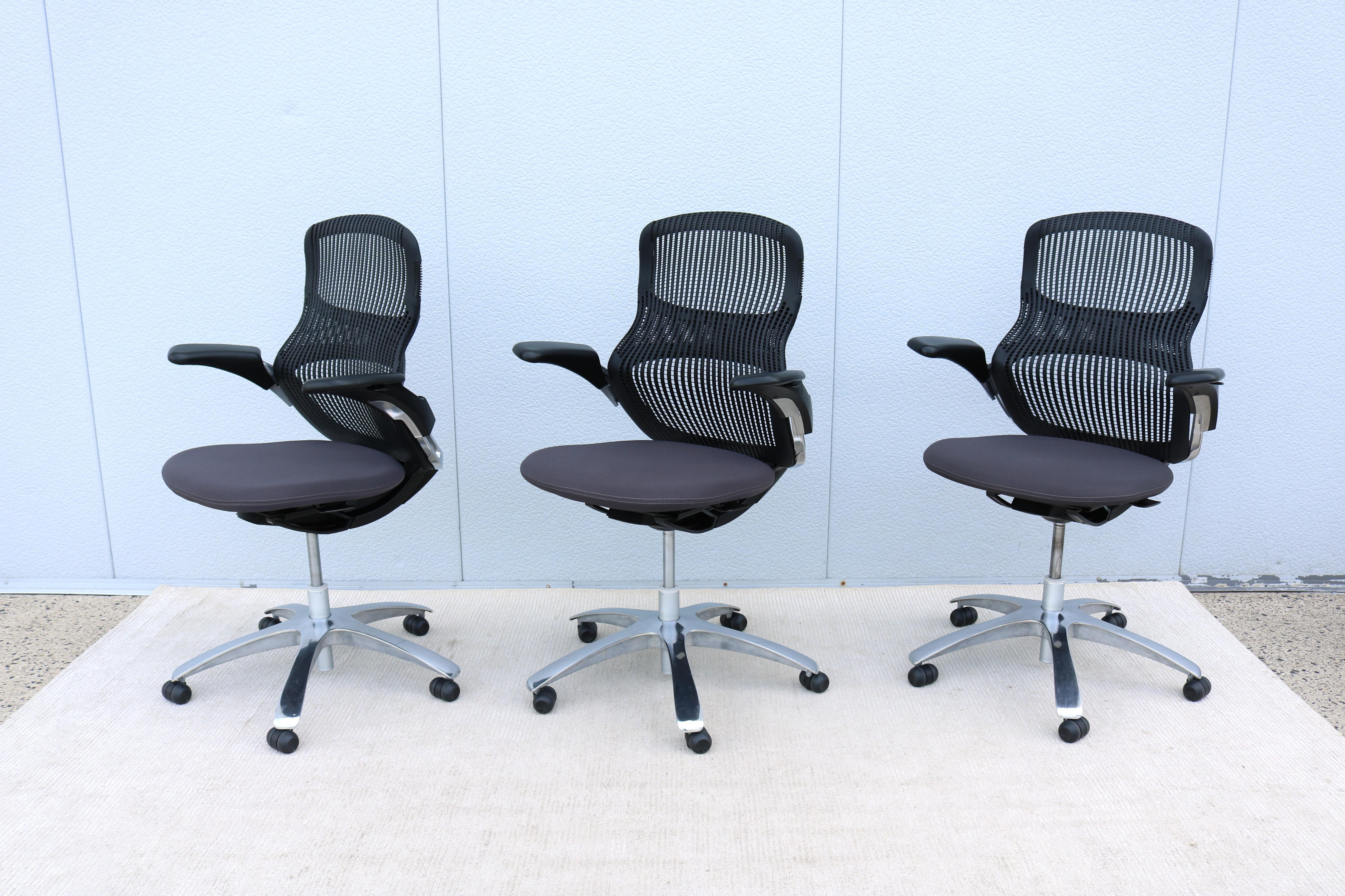 Knoll Generation Ergonomic Office Desk Chair in Gray and Black, Fully Adjustable For Sale 2