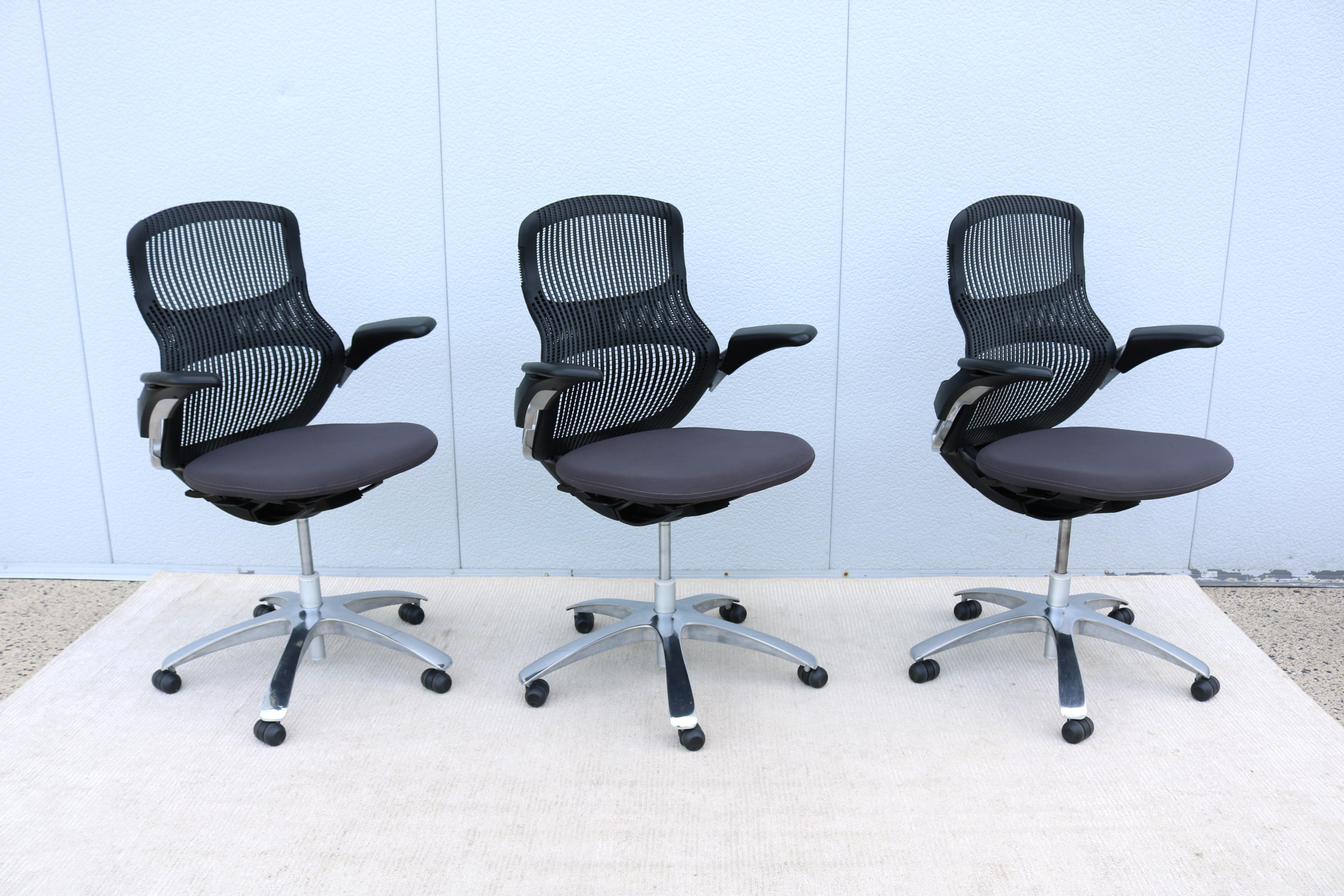 Knoll Generation Ergonomic Office Desk Chair in Gray and Black, Fully Adjustable For Sale 3
