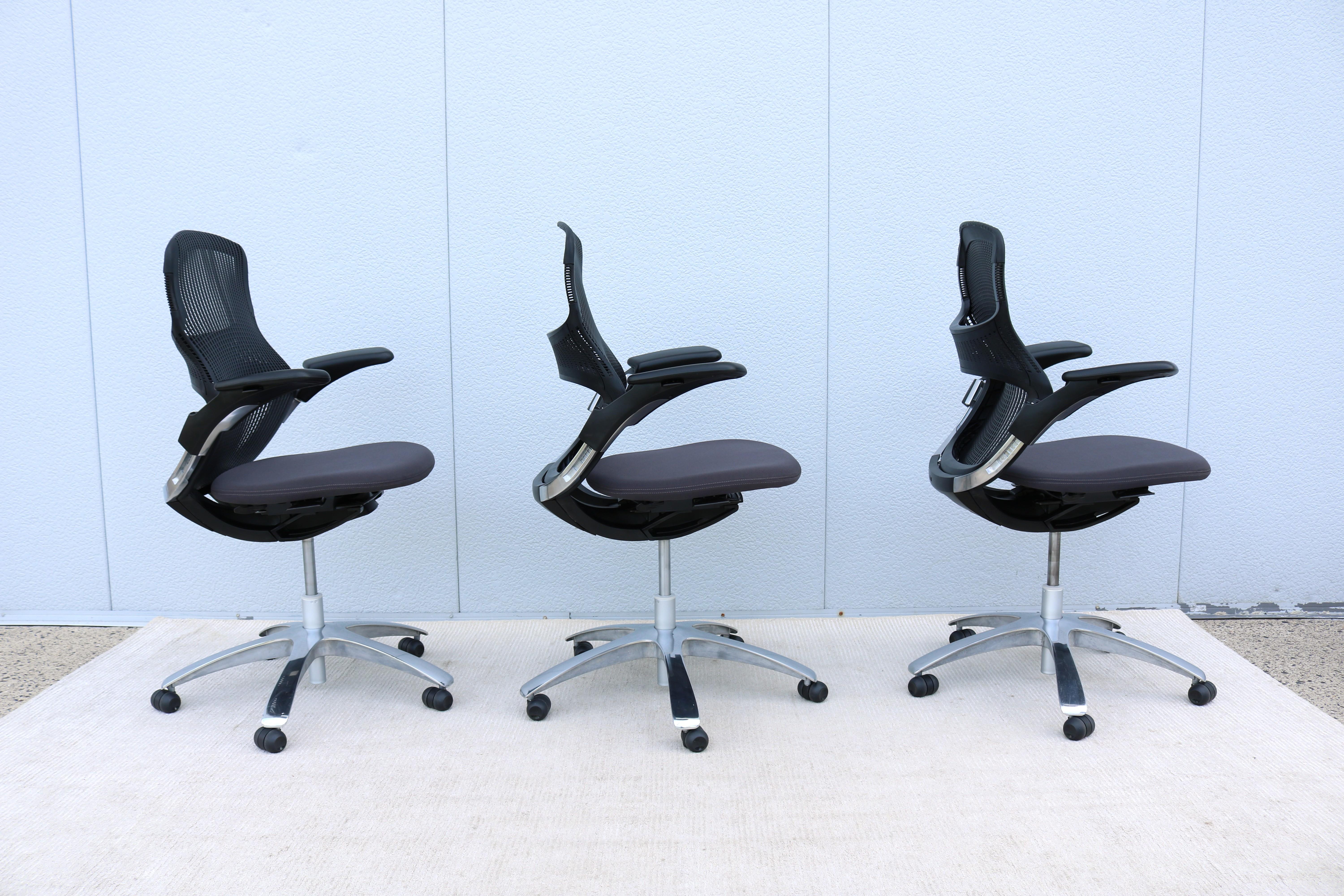 Knoll Generation Ergonomic Office Desk Chair in Gray and Black, Fully Adjustable For Sale 4