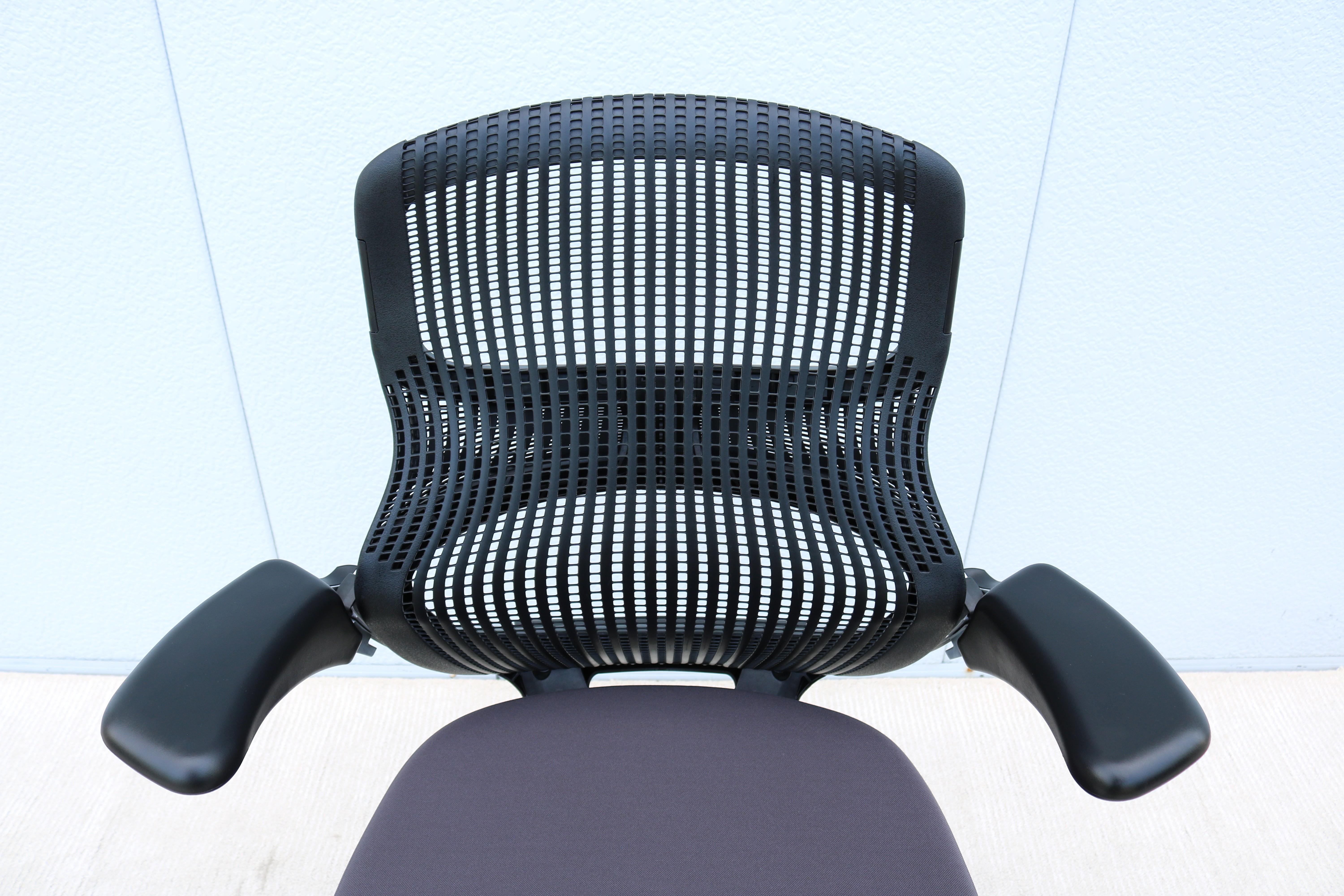 Knoll Generation Ergonomic Office Desk Chair in Gray and Black, Fully Adjustable For Sale 7