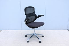 Silla de oficina ergonómica Knoll Generation en gris y negro, totalmente ajustable