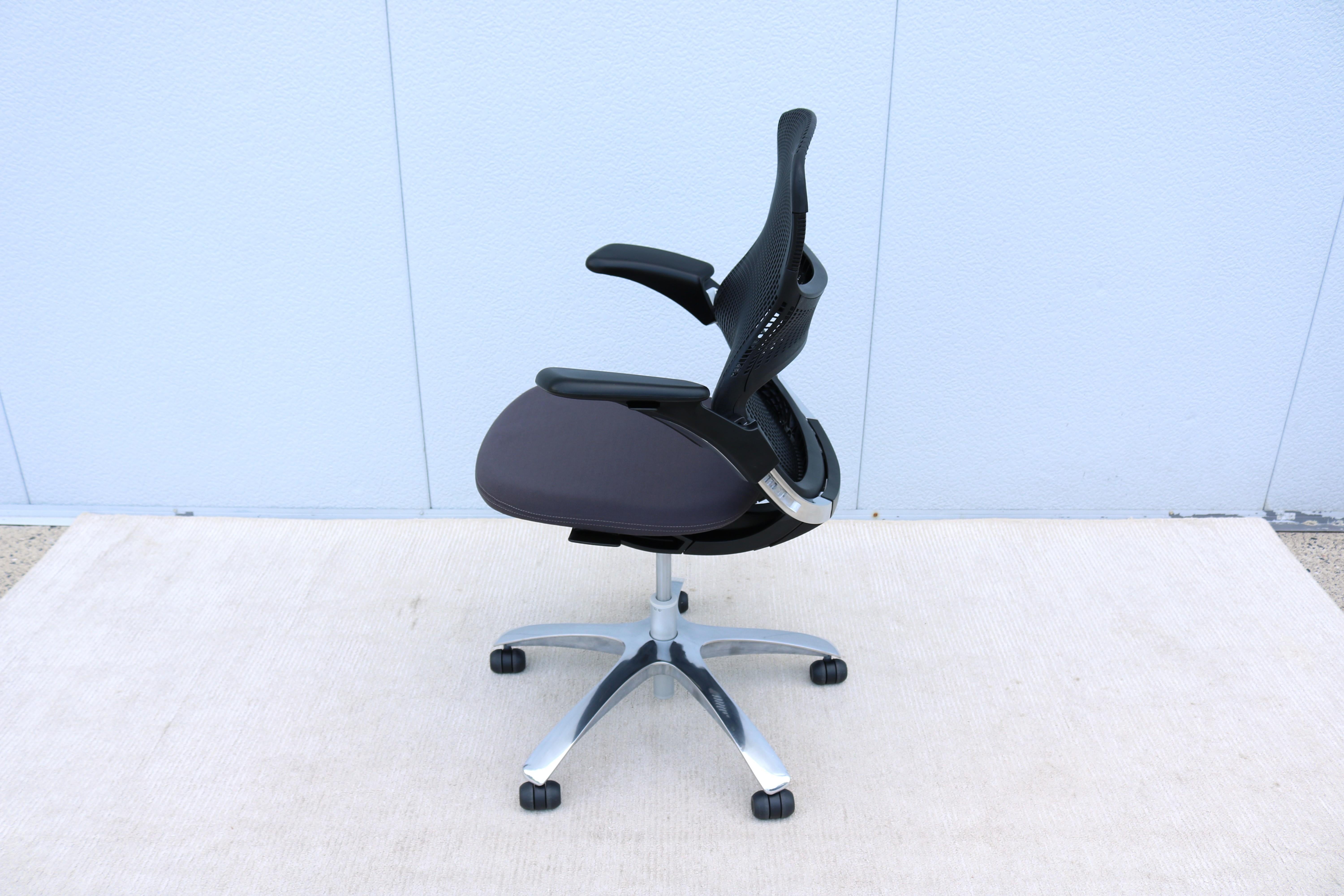 Knoll Generation Ergonomic Office Desk Chair in Gray and Black, Fully Adjustable In Good Condition For Sale In Secaucus, NJ