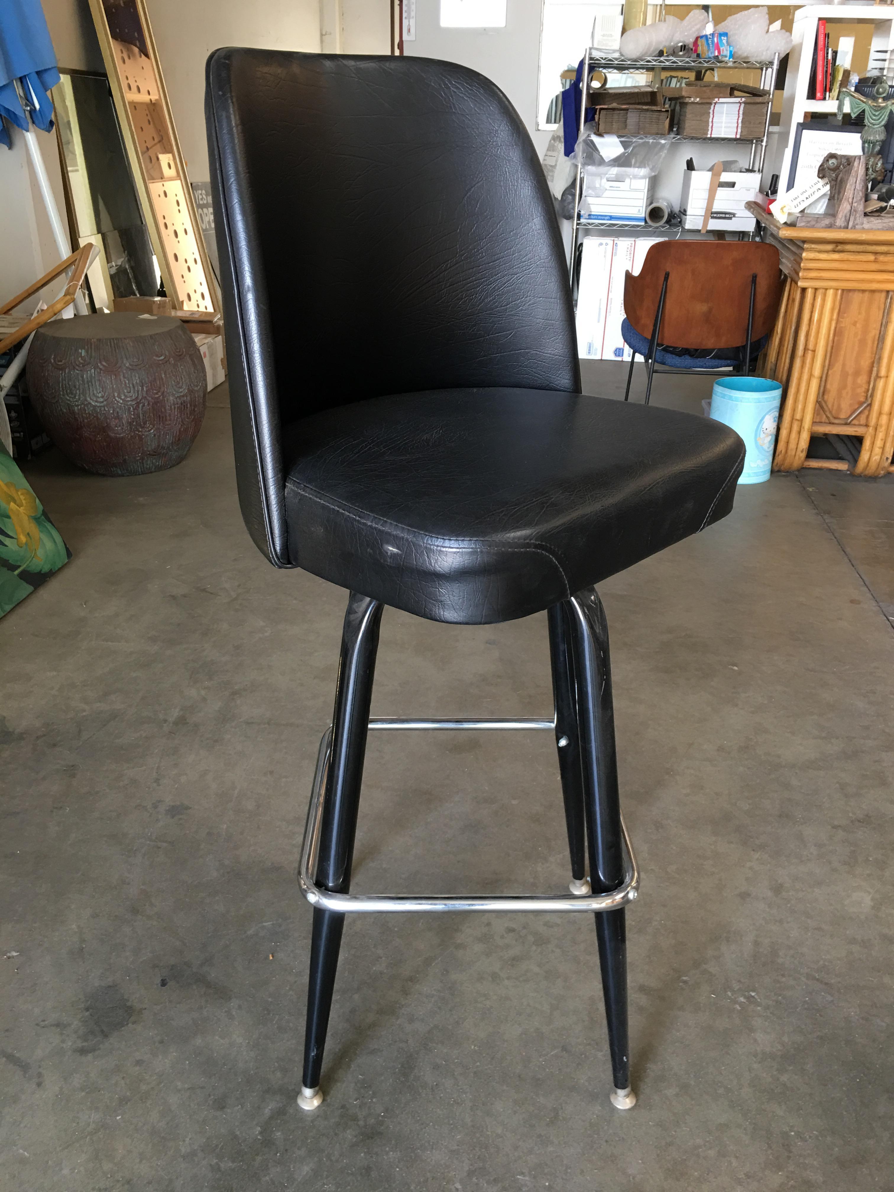 Knoll Inspired Modernist Lounge Swivel Bar Stool, Set of Four In Distressed Condition In Van Nuys, CA