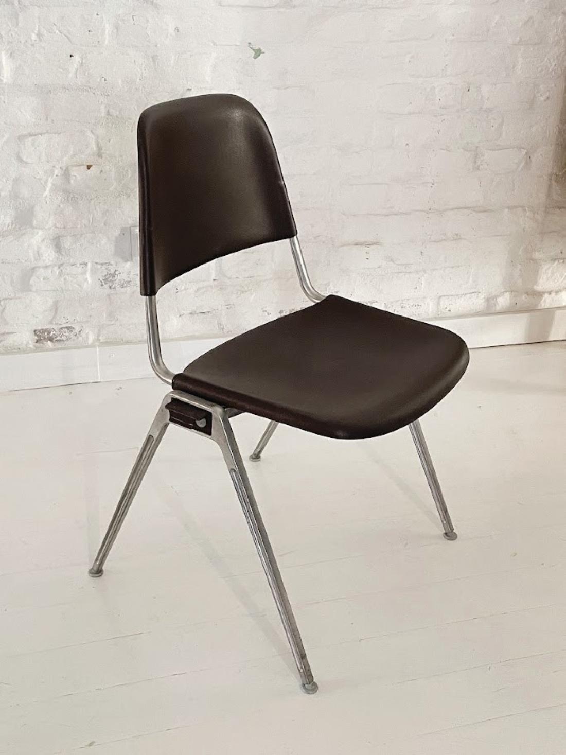 Le confort et la durabilité de la modernité du milieu du siècle - le design classique de Don Albinson !

Découvrez la chaise empilable emblématique des années 1970, conçue par Don Albinson pour Knoll International. Le modèle 1601 affiche un design