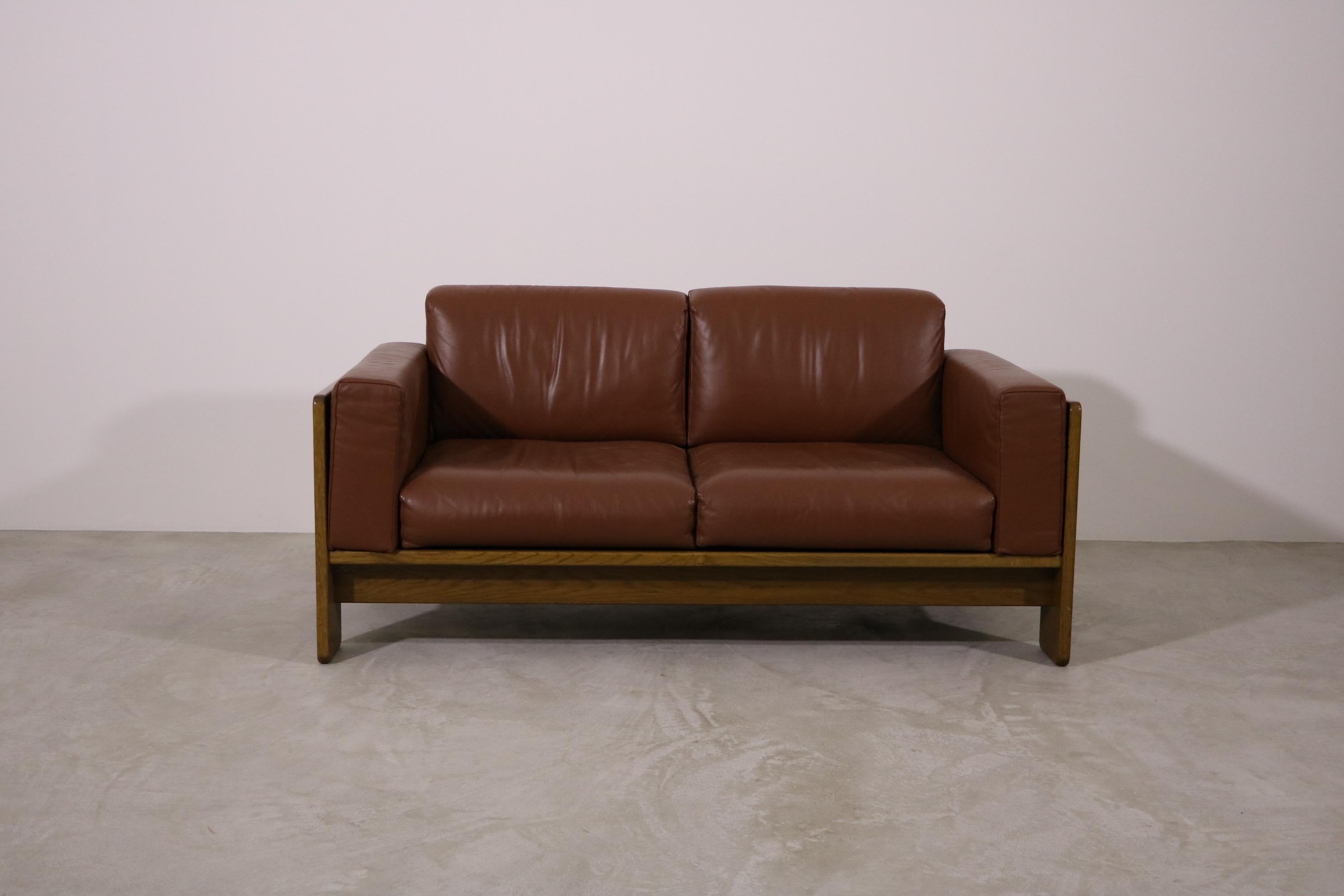 Knoll International 2-seater sofa model 'Bastiano' Tobia Scarpa leather cognac

A classic and chic two-seater sofa from the Bastiano series, designed by the iconic Italian designer duo Afra & Tobia Scarpa for Knoll International.

Frame wood oak