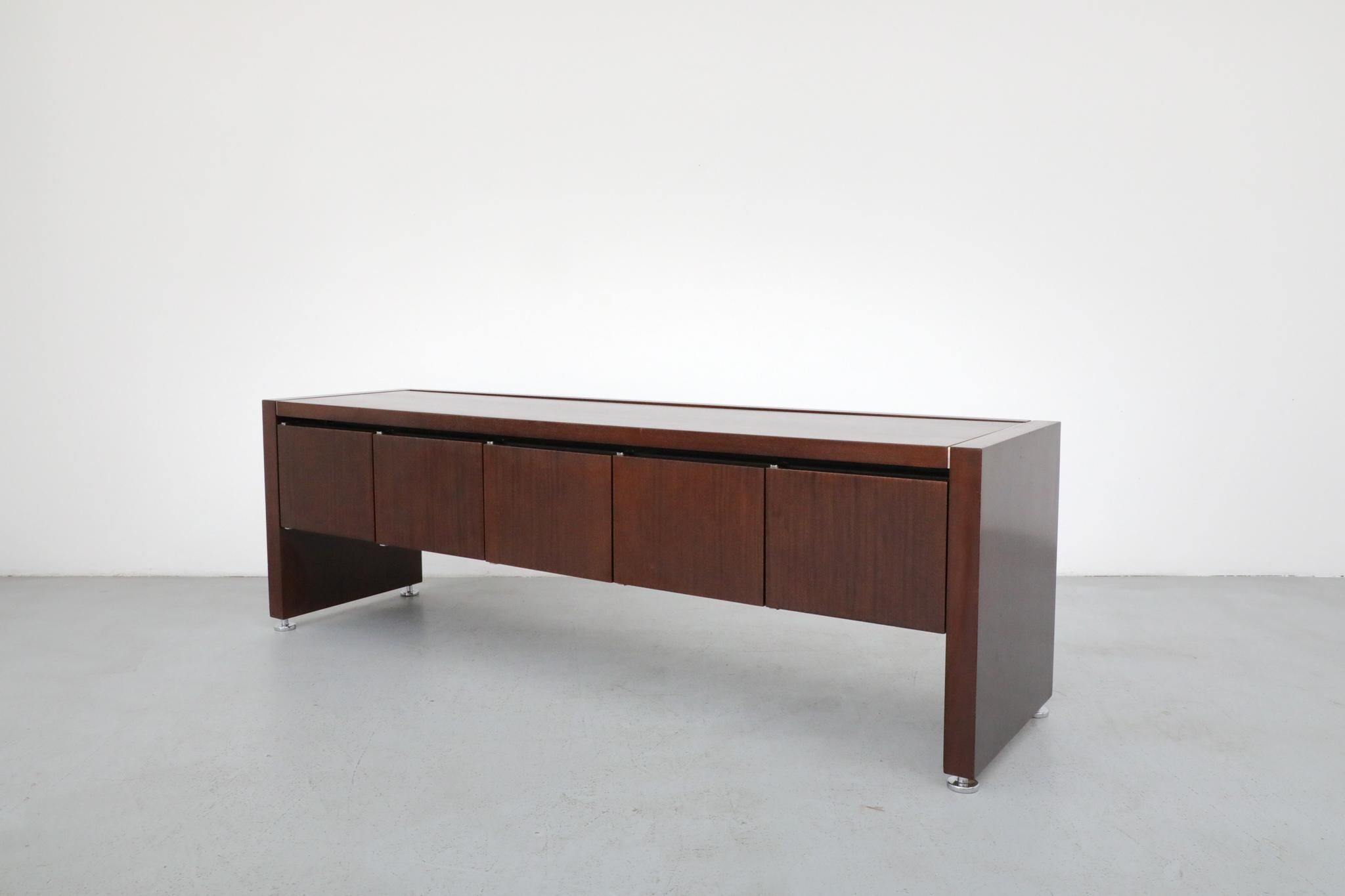 Mid-Century Modern Crédence Knoll International Breakfront avec quatre armoires et pieds chromés
