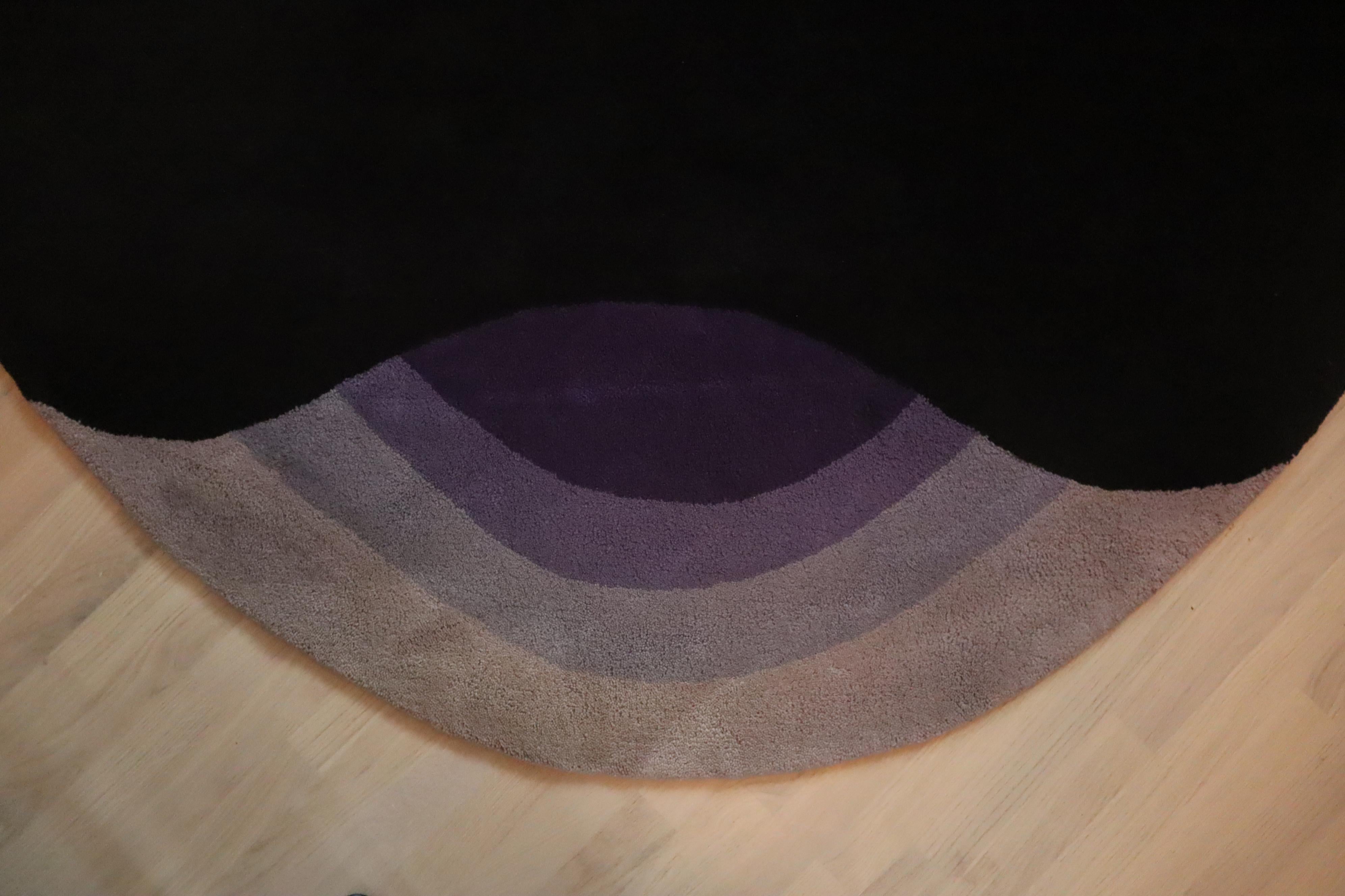Tappeto molto raro di Knoll International, collezione Model No. 8 Eye of Sigrid Wylach. Questo tappeto rotondo e morbidissimo con un vello di 2 cm in pura lana di alta qualità è un vero e proprio richiamo per tutti gli amanti del design. Il tappeto