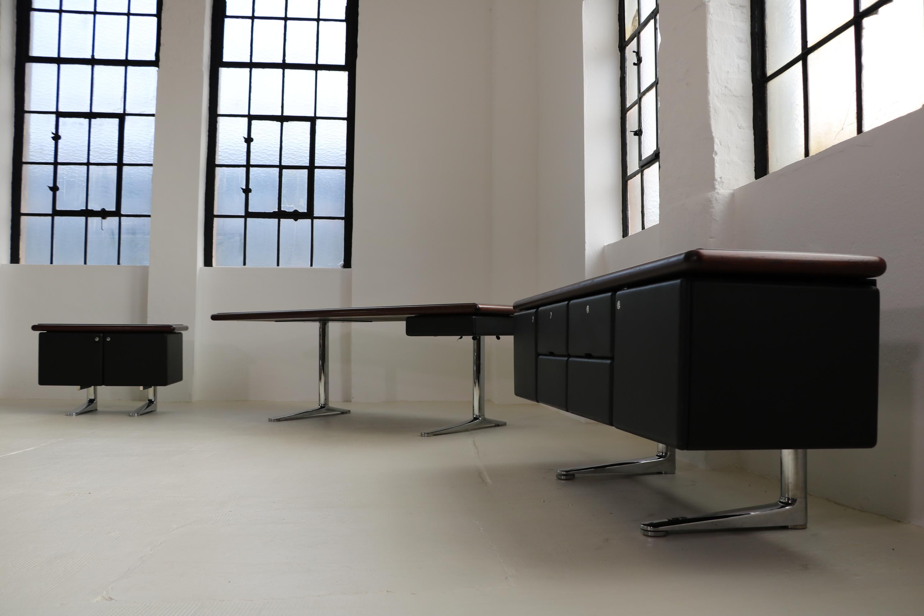 Knoll International Complete Office Warren Platner Desk and Sideboards In Good Condition For Sale In Köln, NRW
