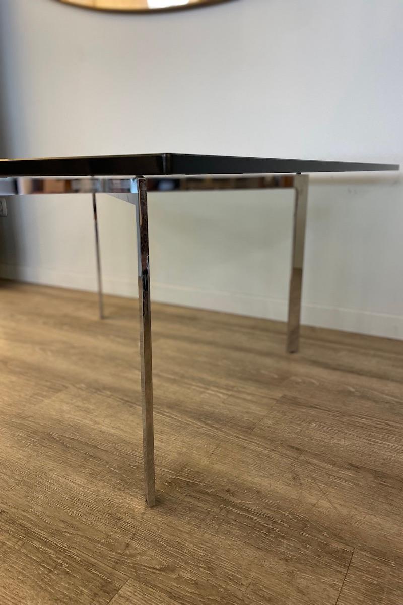 Mesa de centro Knoll International de cristal y acero, cuadrada colección Barcelona siglo XX en venta