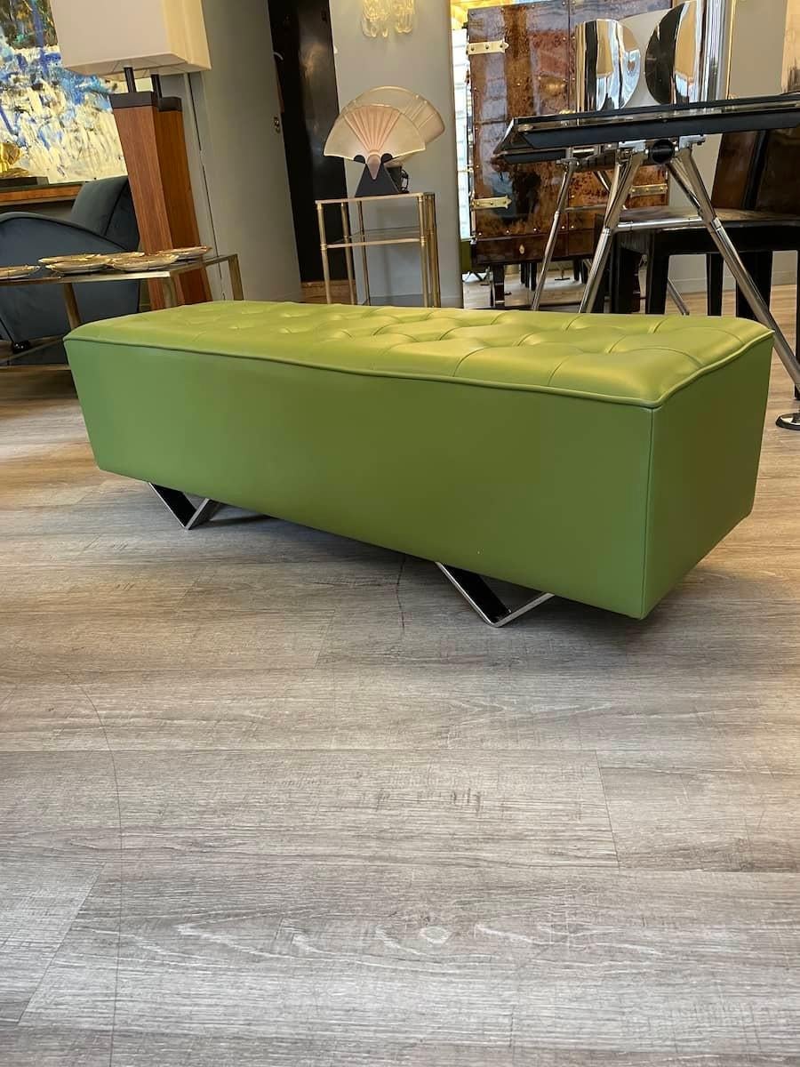 Knoll International benches in green capitonné leather and steel feet. There are 2 benches and they have been completely restored both in the padding and reupholstered with new green leather upholstery. The upper part of the seat has the buttons