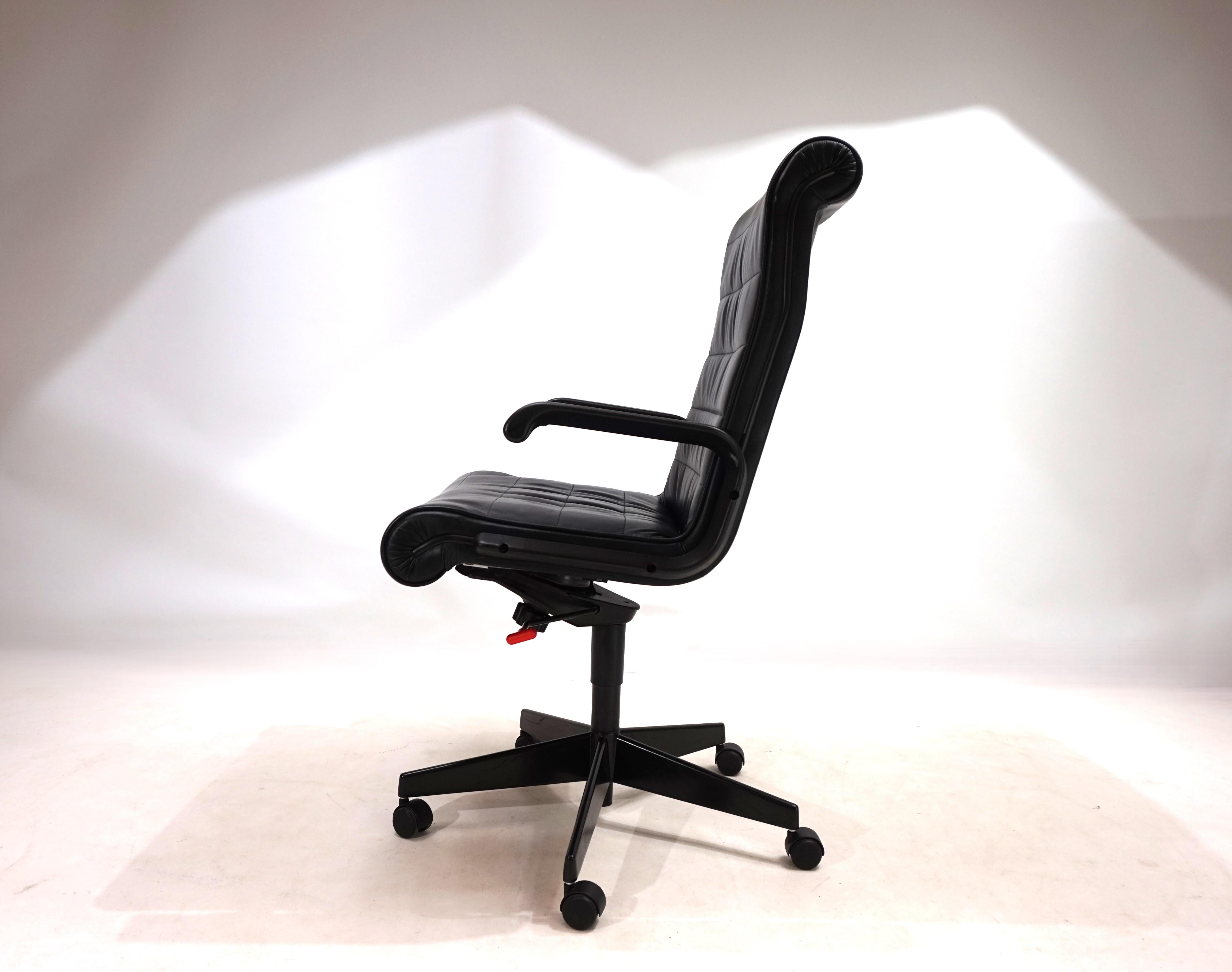 This Sapper office chair comes in excellent condition in black leather. The chair stands on a solid black metal frame with well-functioning castors. The height adjustment works perfectly and offers a seat height of 52 - 65 cm. The leather shows