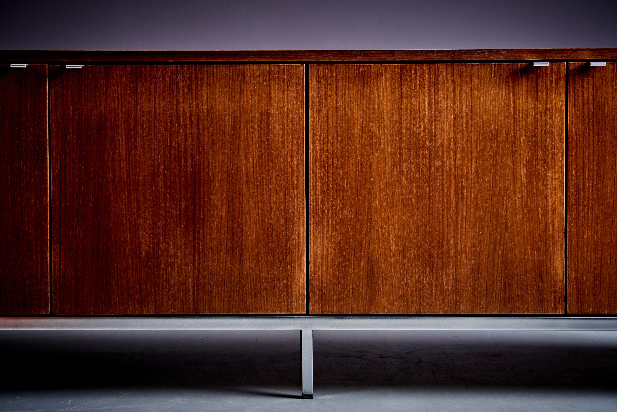 Internationales Knoll-Sideboard von Florence Knoll, Deutschland - 1970er Jahre (Holz) im Angebot