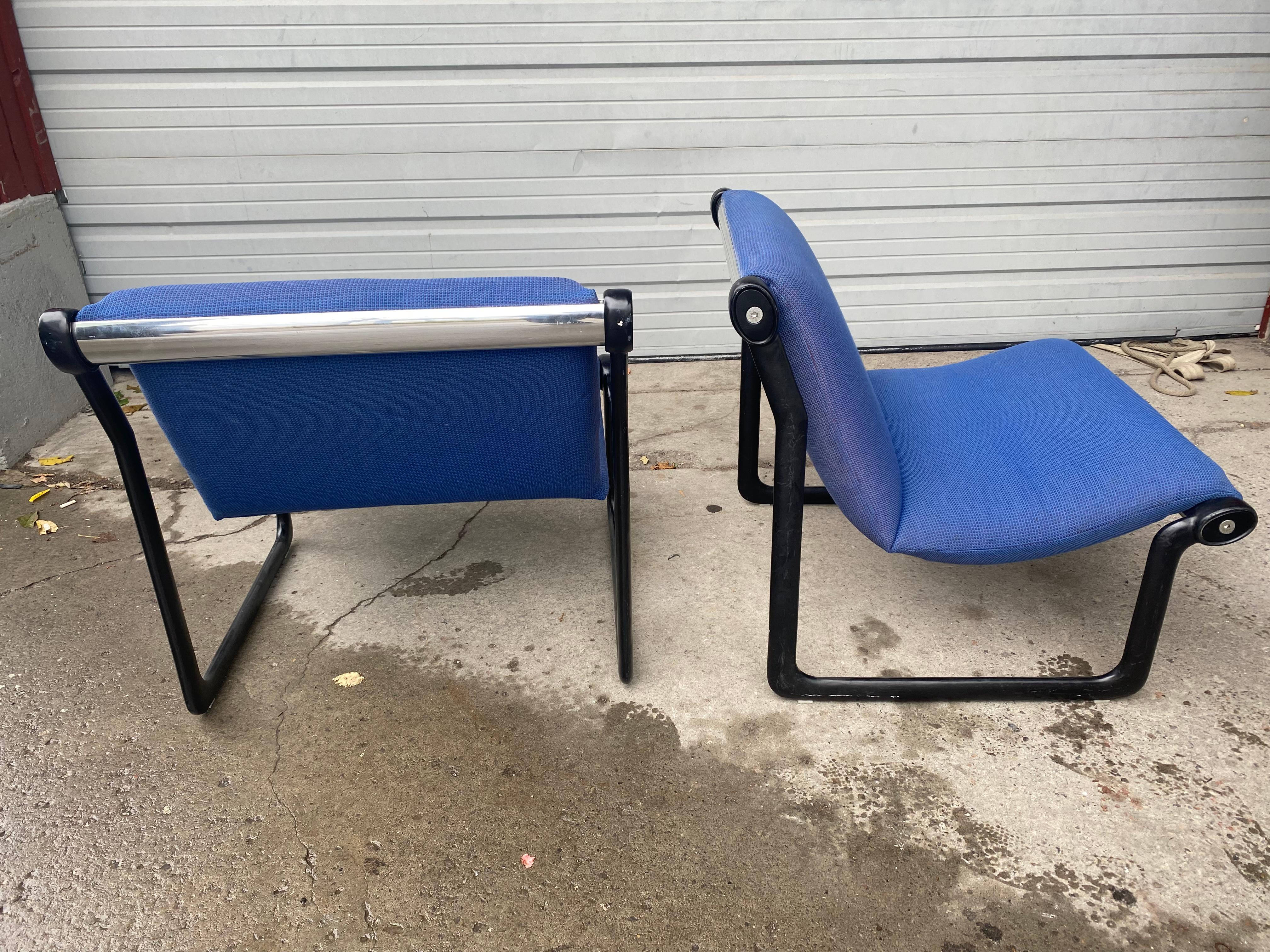 Klassische Sling-Stühle aus den 1970er Jahren, hergestellt von Knoll,
Bruce Hannah & Andrew Morrison entwarfen es um 1970 und es wurde sowohl in öffentlichen Räumen als auch in ROOMS verwendet.
Der Metallrahmen ist aus Aluminium gegossen und mit