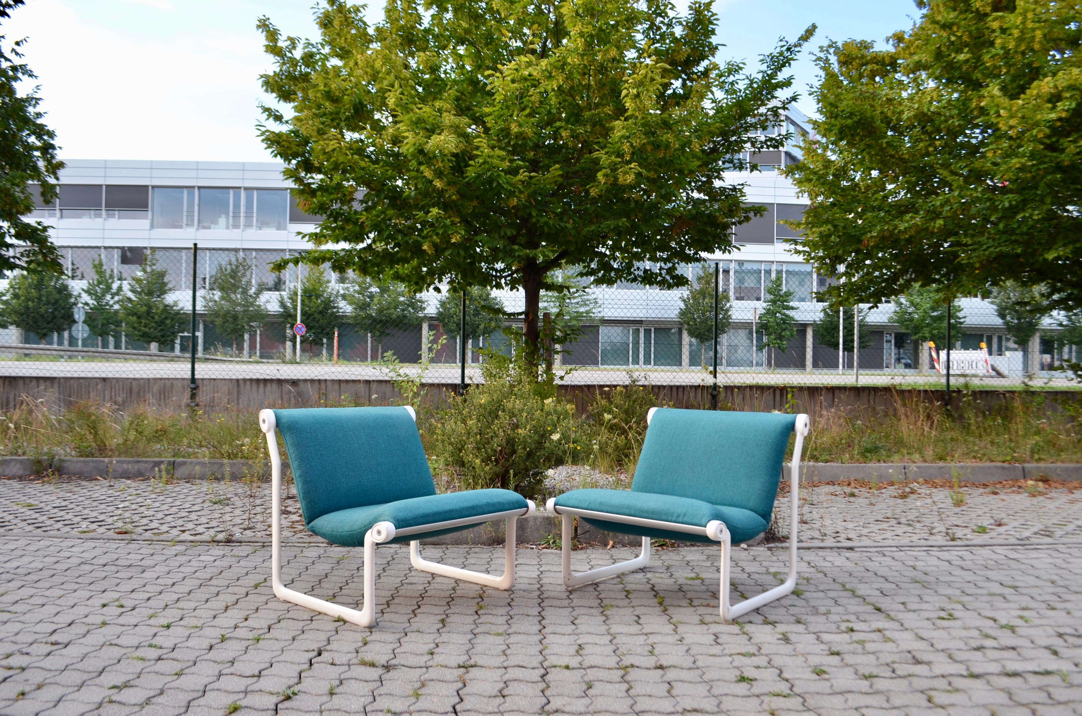 Knoll International manufactured these chairs.
Bruce Hannah & Andrew Morrison design this circa 1970 and it was used in public spaces and as well in living rooms.
The metal frame cast in aluminium and it´s covered in white coating.
The original