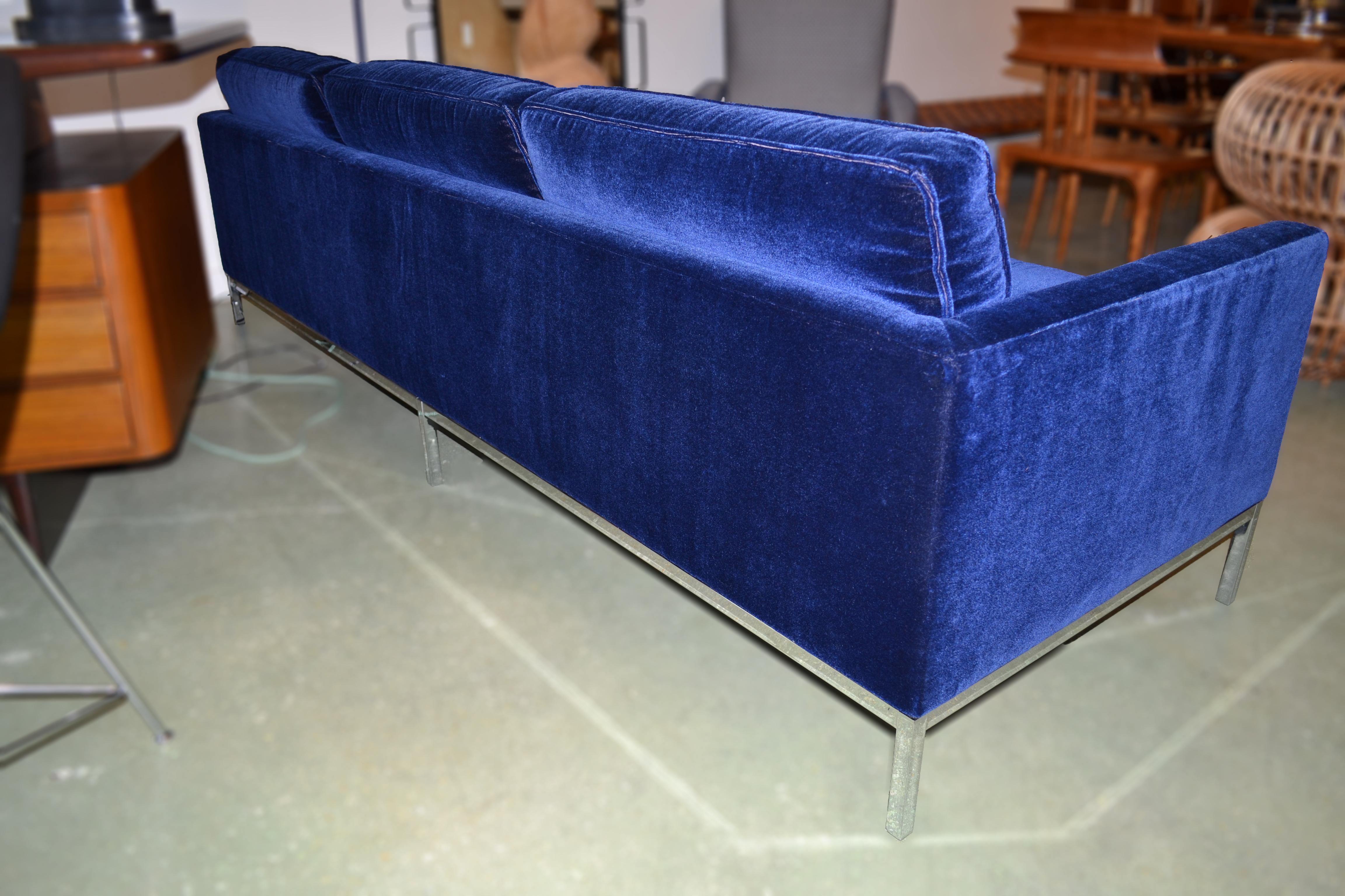 Knoll Three Seat Sofa in Original Dark Blue Mohair, 1970s In Good Condition In Fort Lauderdale, FL