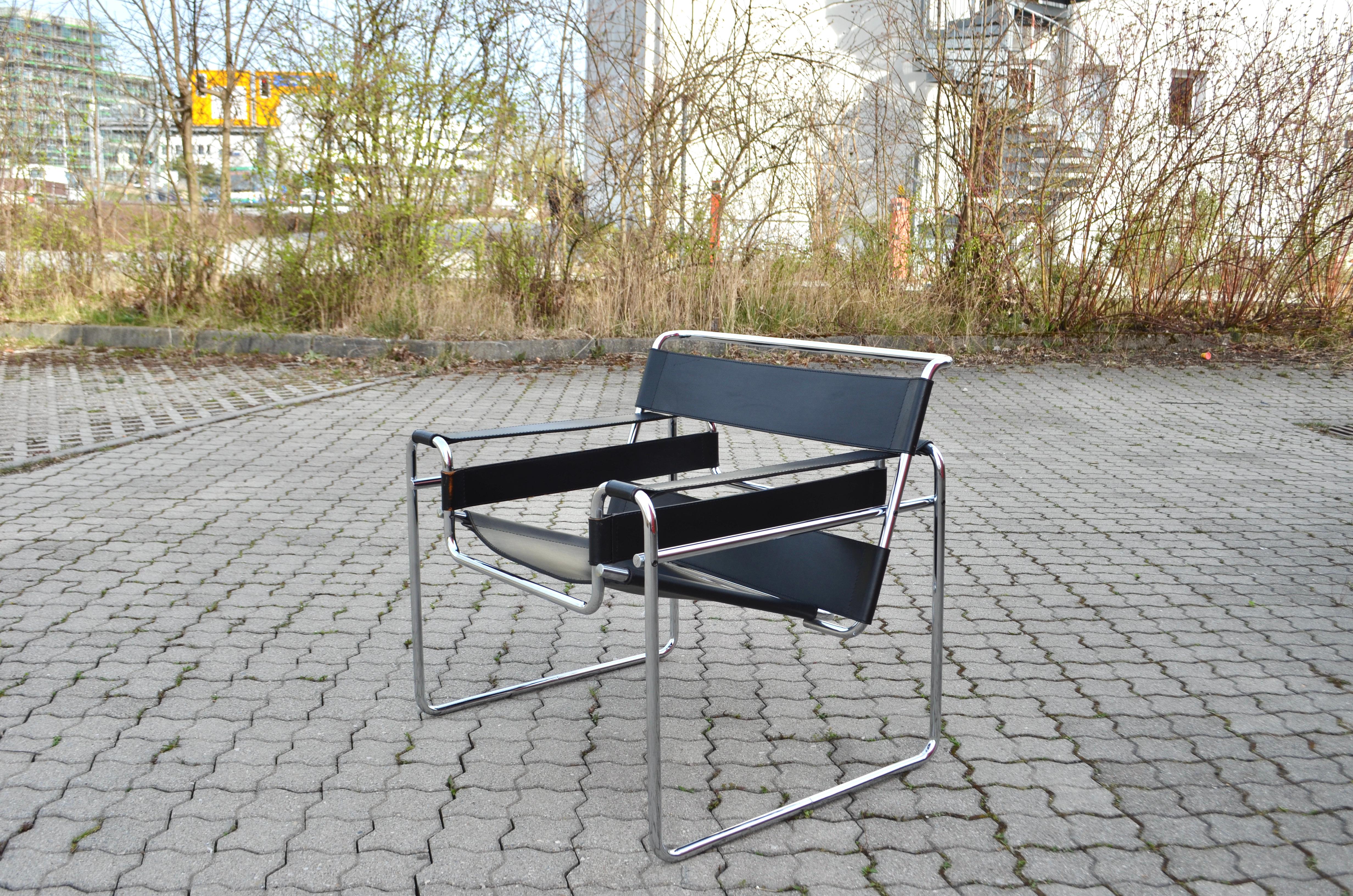 Knoll International Wassily Chair by Marcel Breuer Black Leather For Sale 5