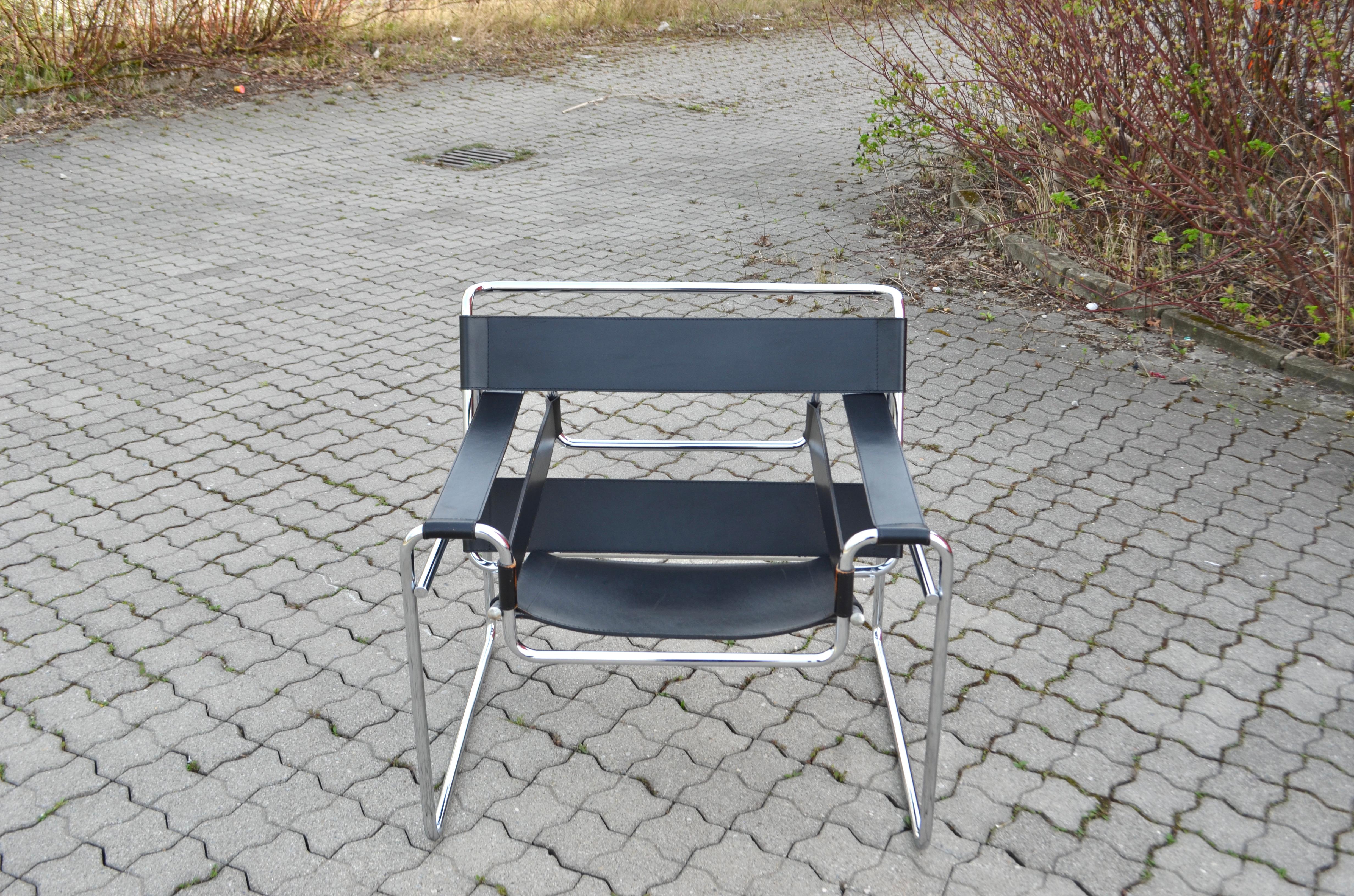 Cette chaise Wassily, en acier tubulaire chromé et cuir noir, a été conçue par Marcel Breuer et produite par Knoll International.
Production de Knoll International avec le cachet de Marcel Breuer.
Cadre en chrome en très bon état.
De même, le cuir