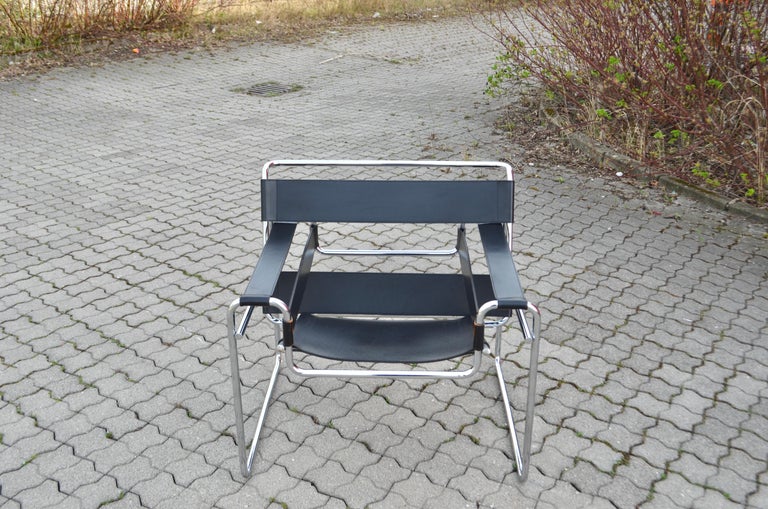 Chaise design moderne recouverte de simili cuir - Olaan - Noir