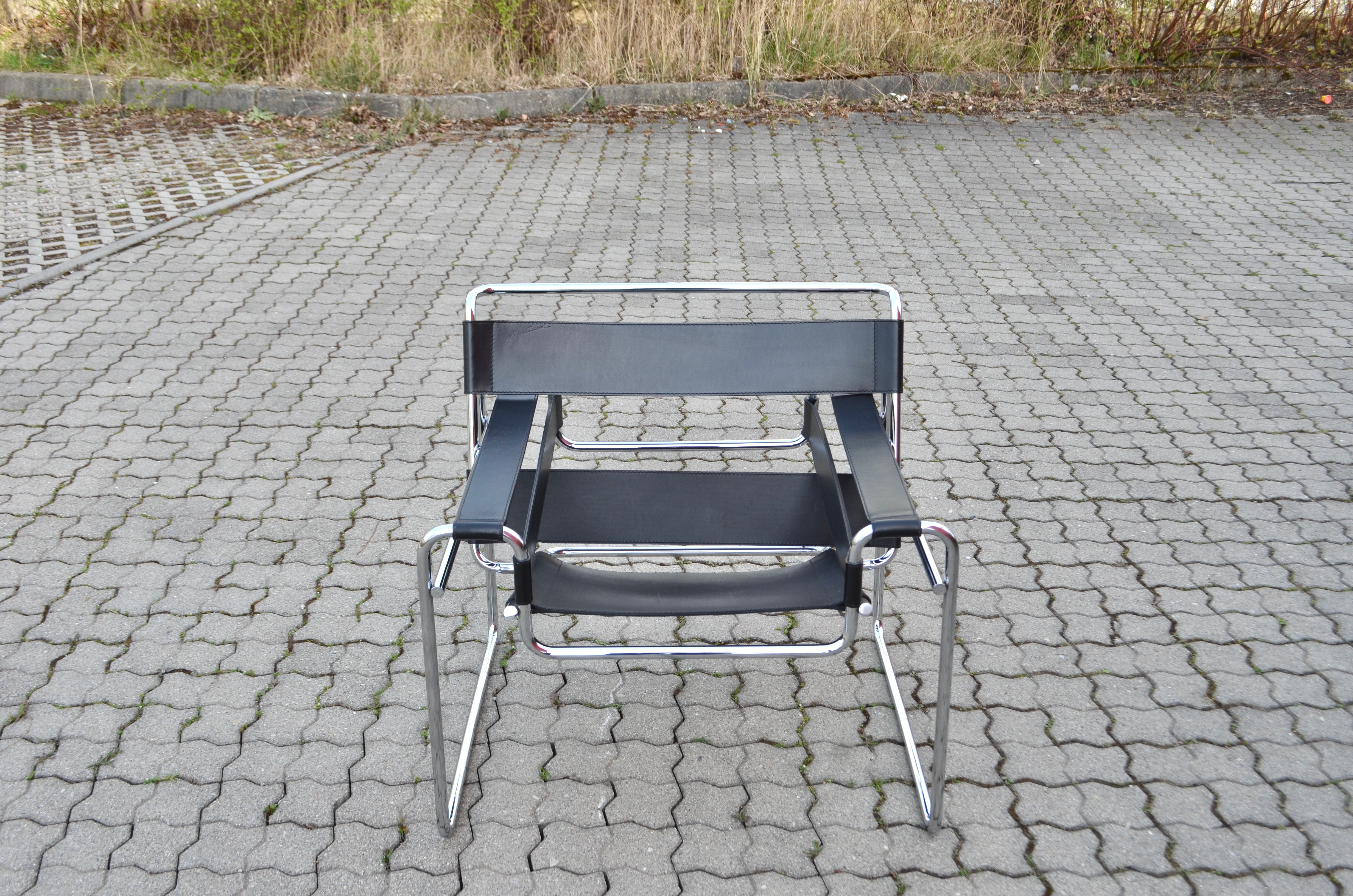 Cette chaise Wassily, en acier tubulaire chromé et cuir noir, a été conçue par Marcel Breuer et produite par Knoll International.
Production de Knoll International avec le cachet de Marcel Breuer.
Cadre en chrome en très bon état.
De même, le cuir