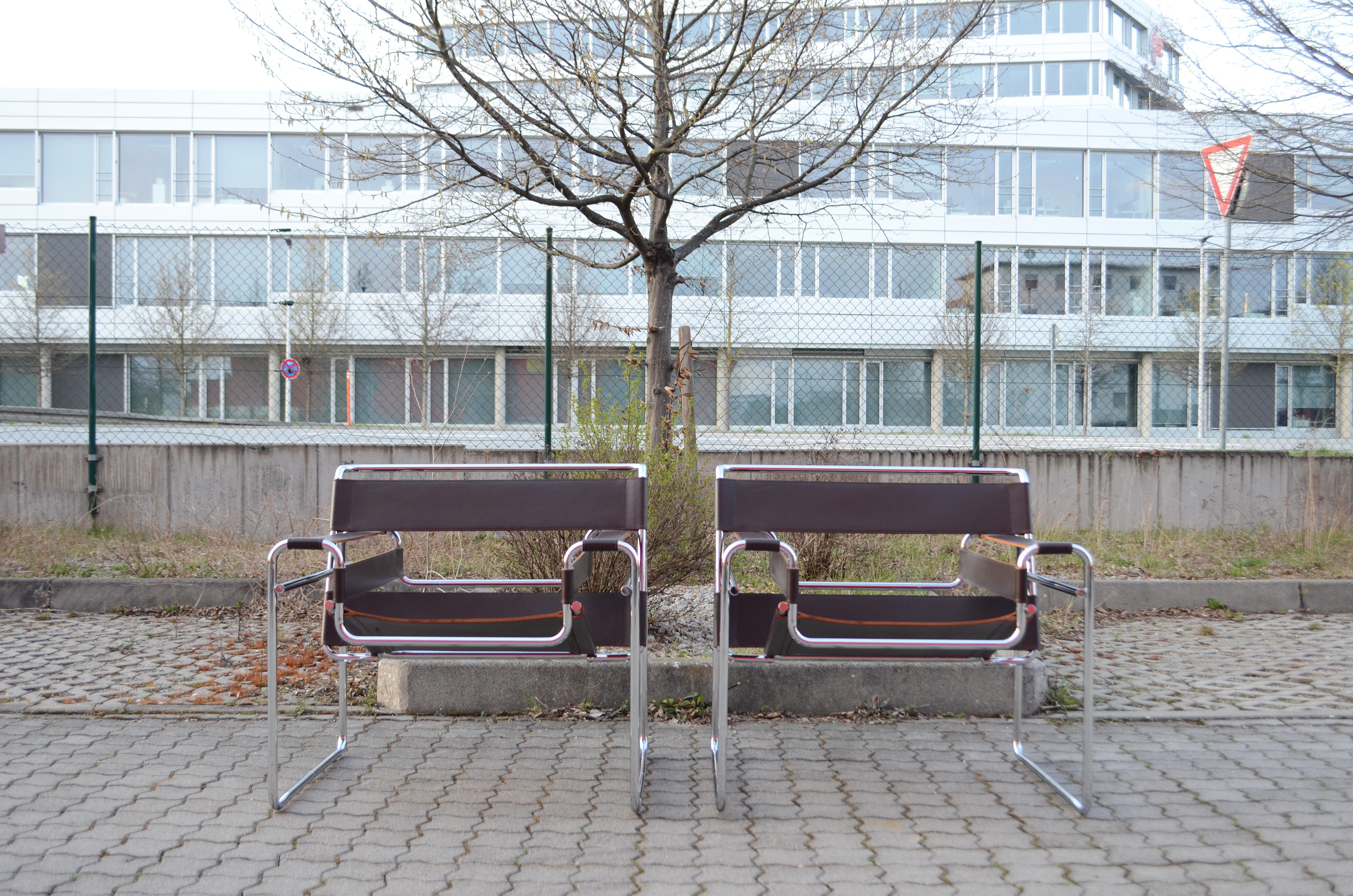 This 2 Wassily chairs, in chromed tubular steel and brown leather, was designed by Marcel Breuer and produced by Knoll International.
Knoll International production with the Wassily stamp.
Chrome frame in very good condition.
Also the brown