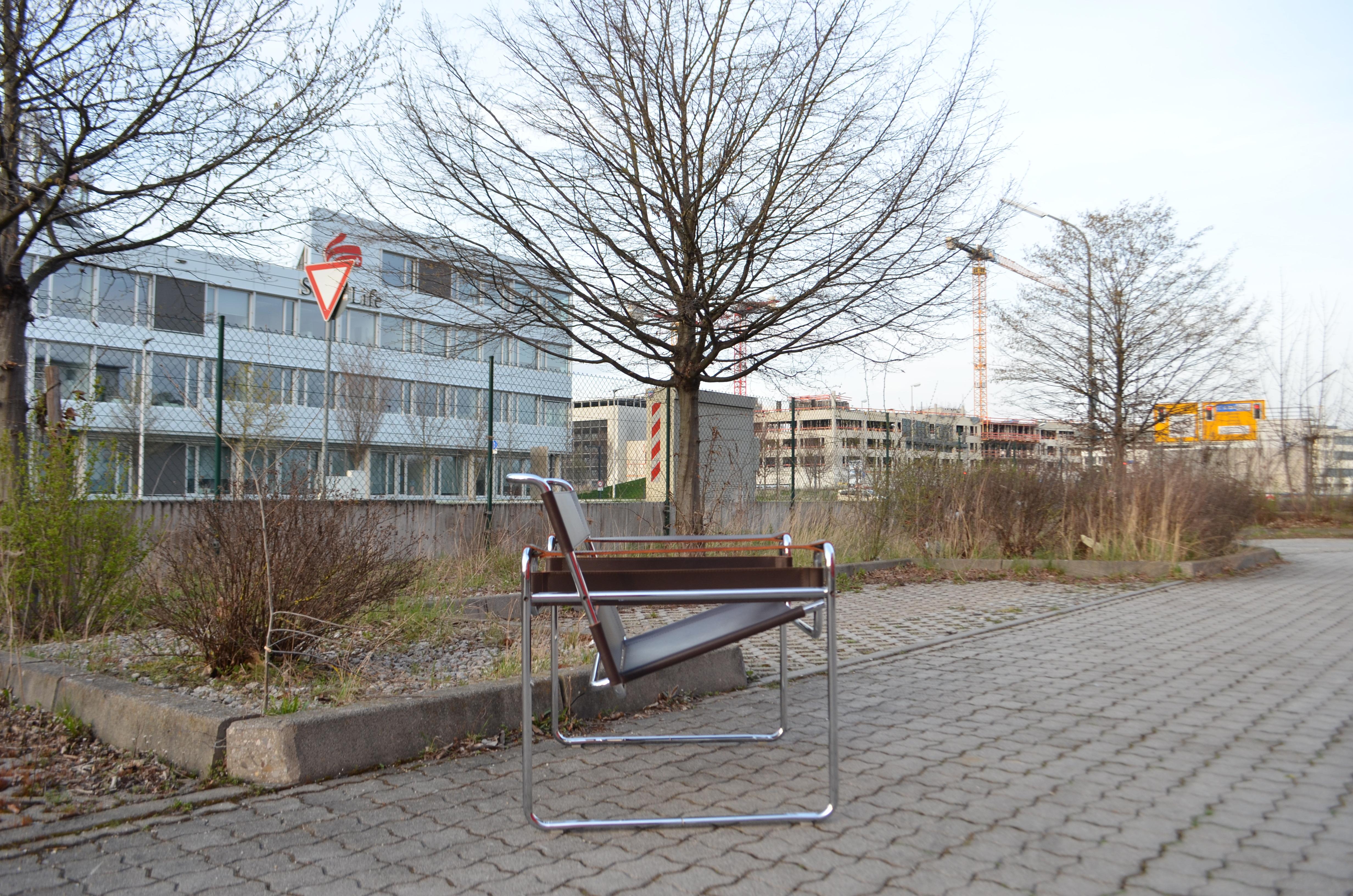 Cette chaise Wassily, en acier tubulaire chromé et cuir brun, a été conçue par Marcel Breuer et produite par Knoll International.
Production Knoll International avec le cachet de Wassily.
Cadre chromé en très bon état.
Le cuir de selle marron est