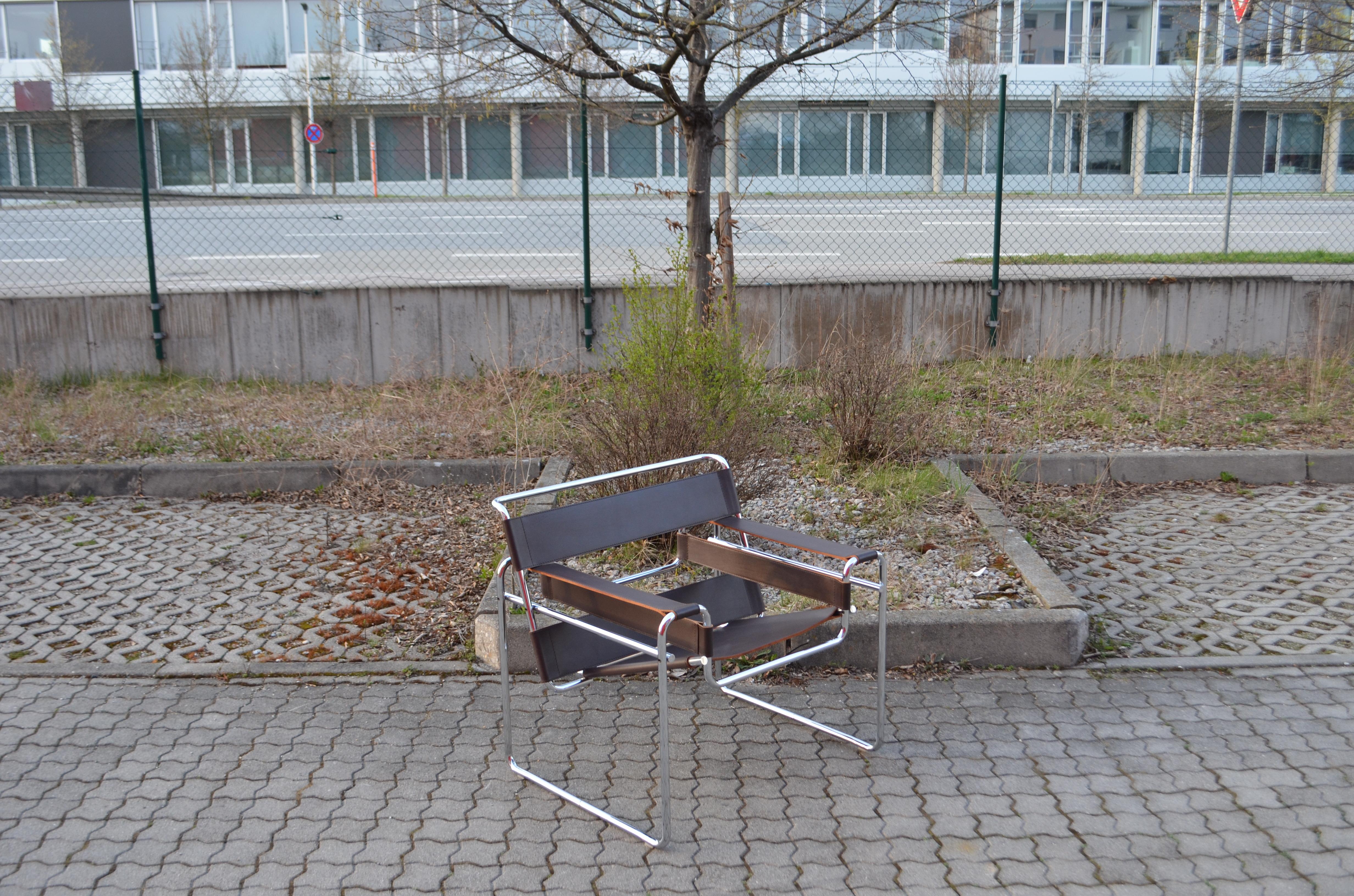 20th Century Knoll International Wassily Chair Design by Marcel Breuer Brown Saddle Leather For Sale