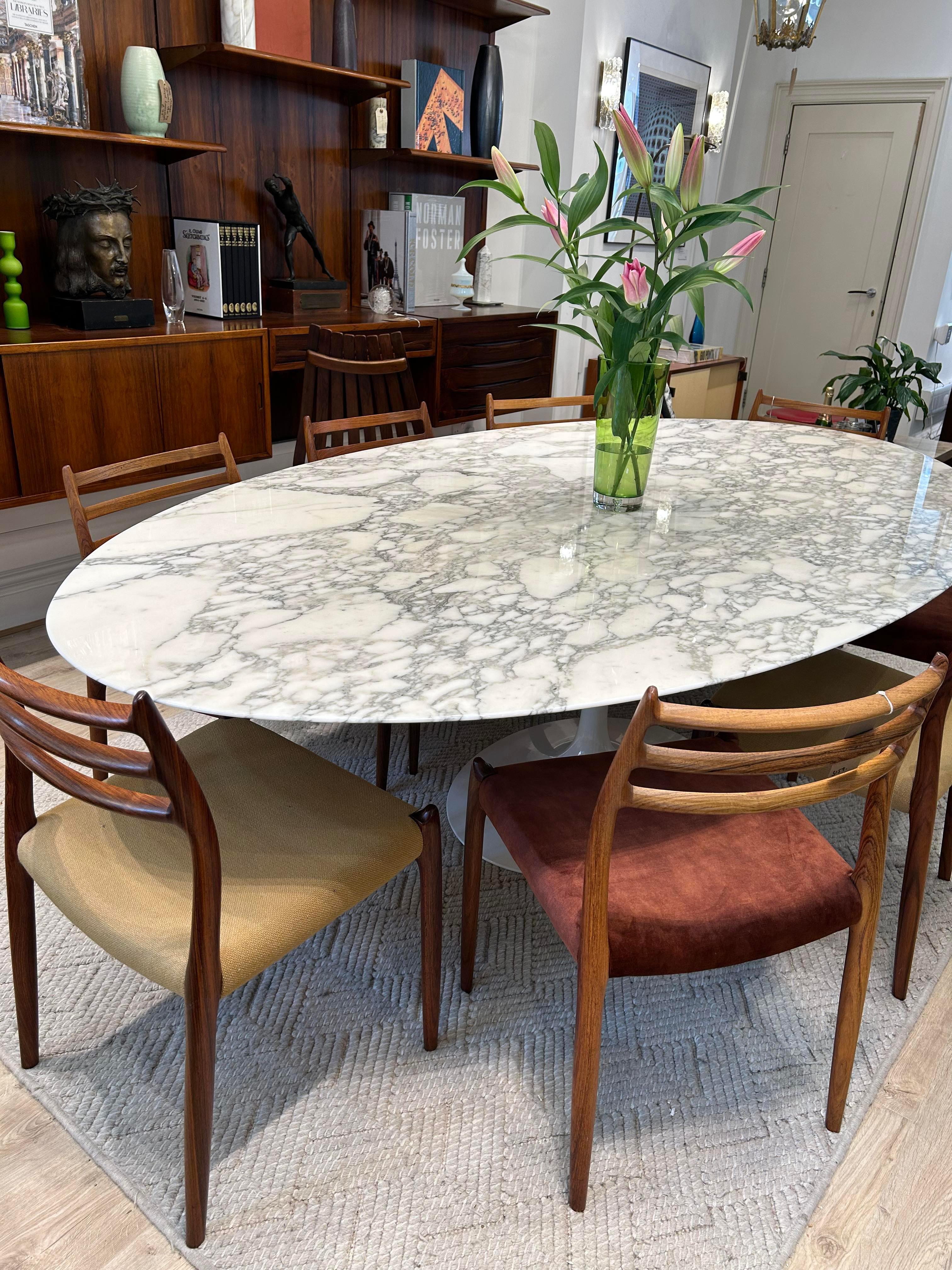 Large oval white marble Saarinen tulip dining table by Knoll International with white base. 


Dimensions: 

Height: 73 cm

Width: 137 cm

Length : 240 cm



About the design :
From the late 1940s through the 1950s, Eero Saarinen designed many of