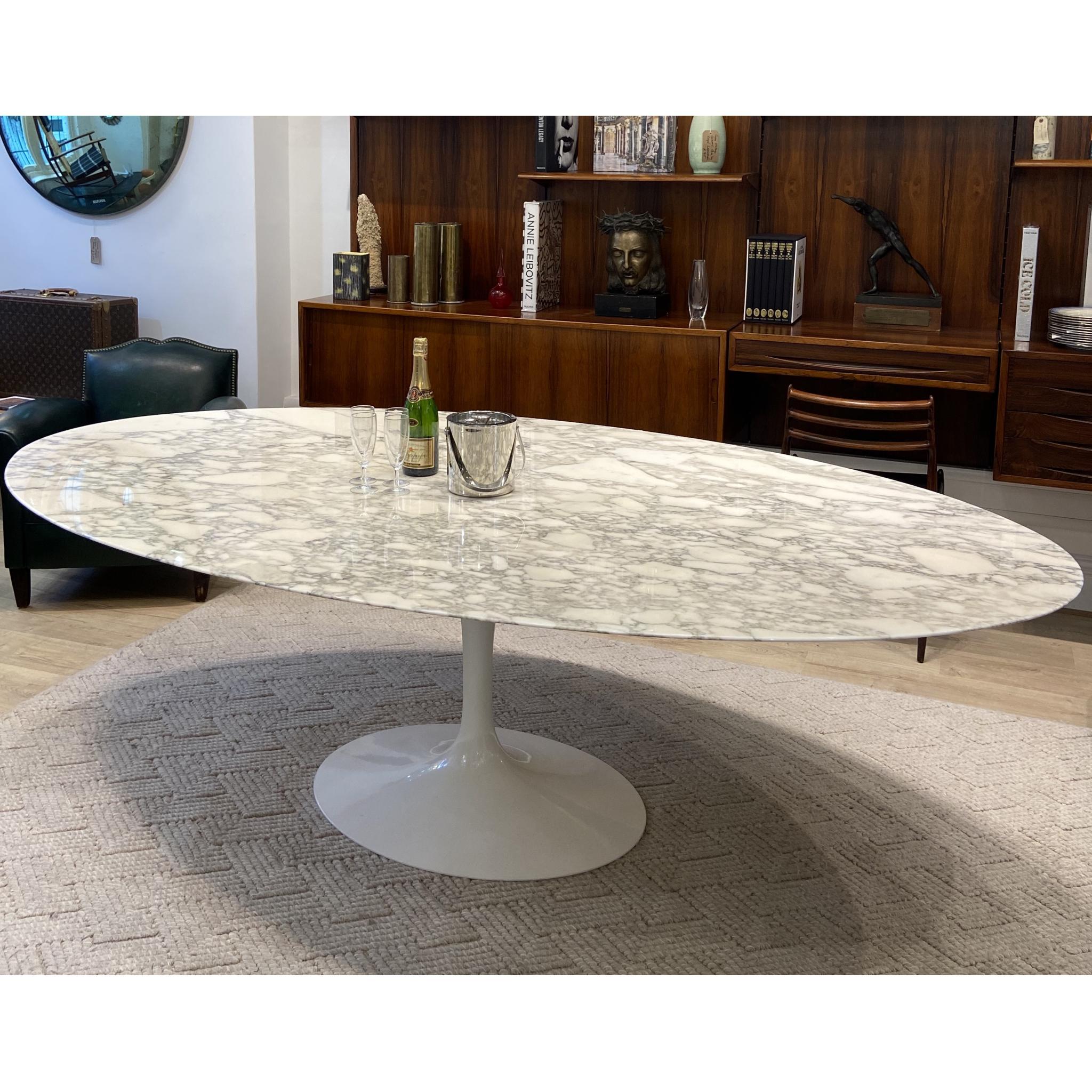 Mid-Century Modern Table de salle à manger Tulipe Saarinen ovale en marbre blanc international Knoll en vente