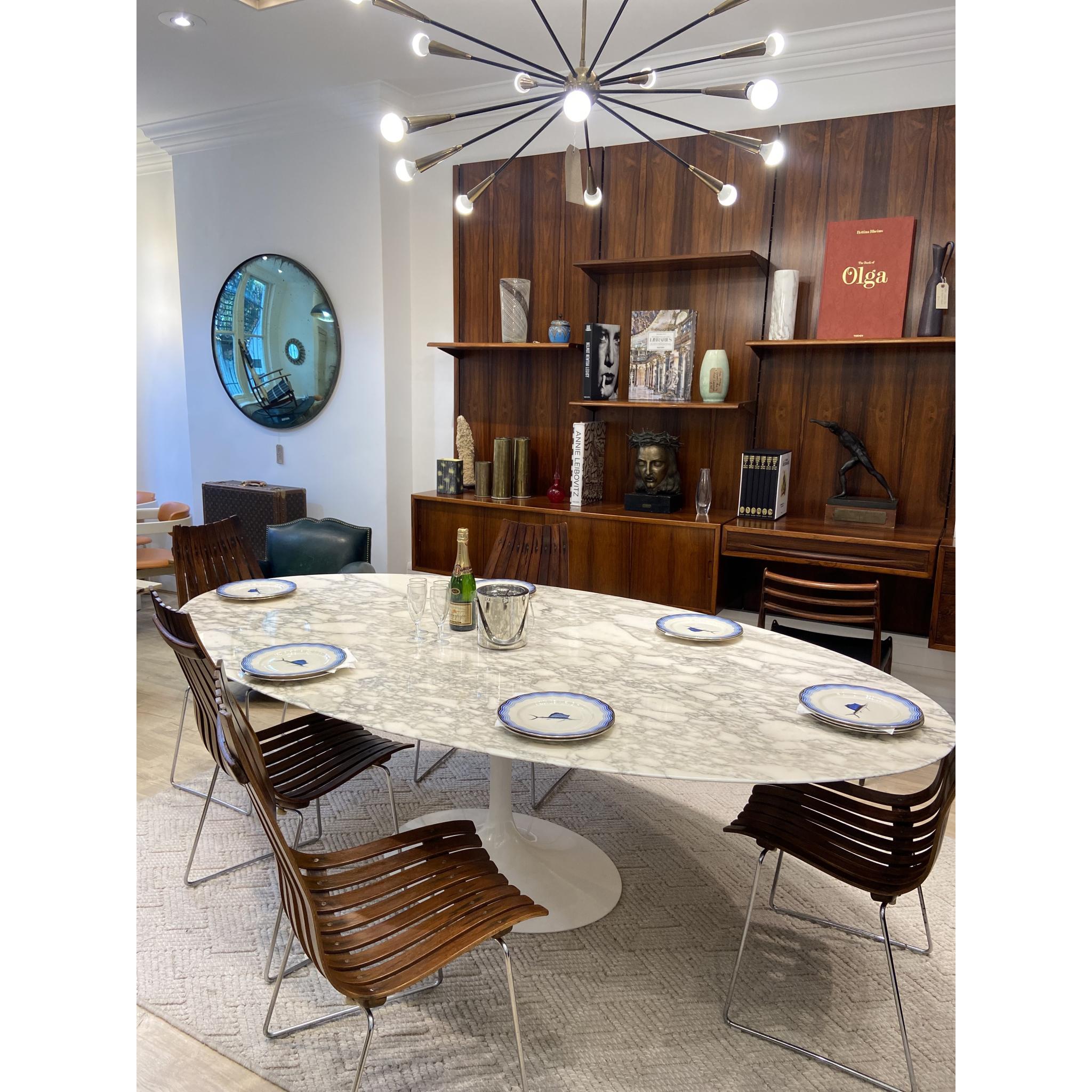 Knoll International White Marble Saarinen Oval Tulip Dining Table In Good Condition For Sale In London, GB