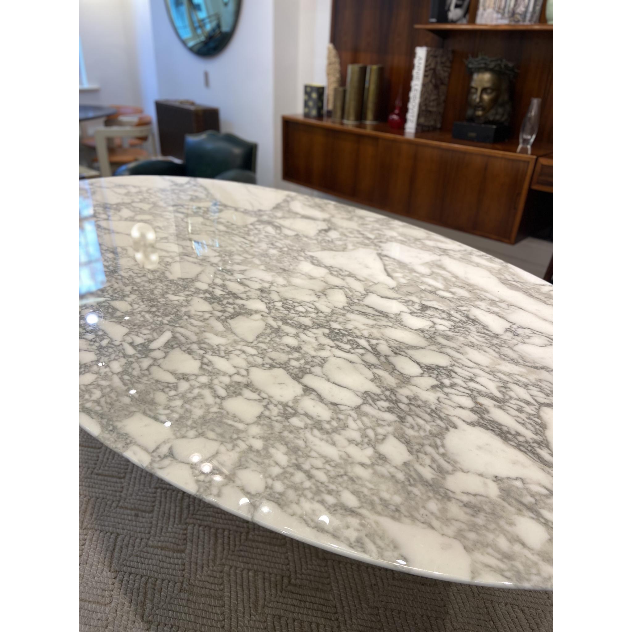 Table de salle à manger Tulipe Saarinen ovale en marbre blanc international Knoll en vente 1