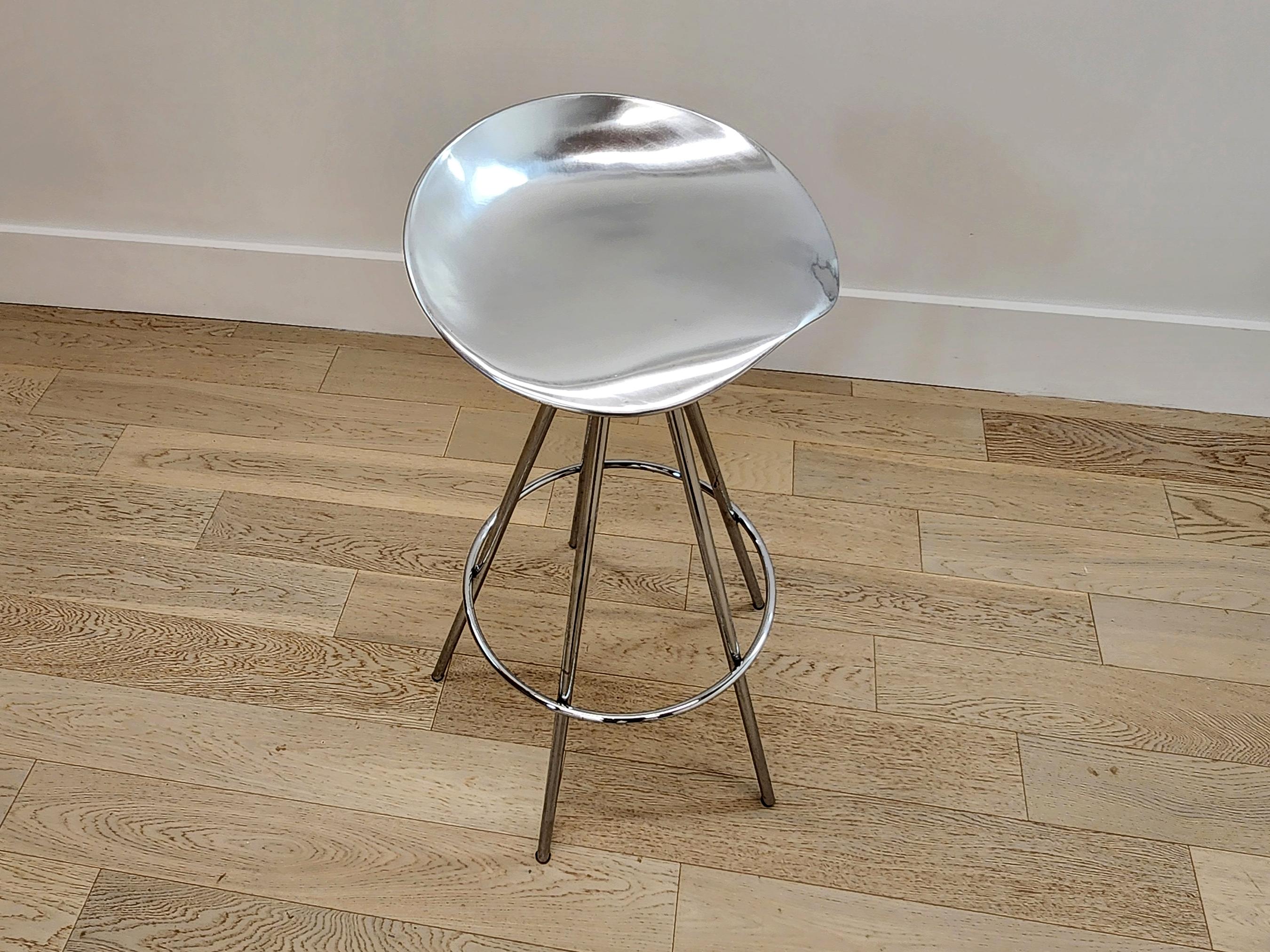 With comfortable contoured seats the Jamaica' Bar Stool inspires great conversation. Isn’t that what bars are for after all? 360 Swivel with a sturdy base.

Comfortable stable swiveling stool. Shows some fine scratches to leg areas and a 


The