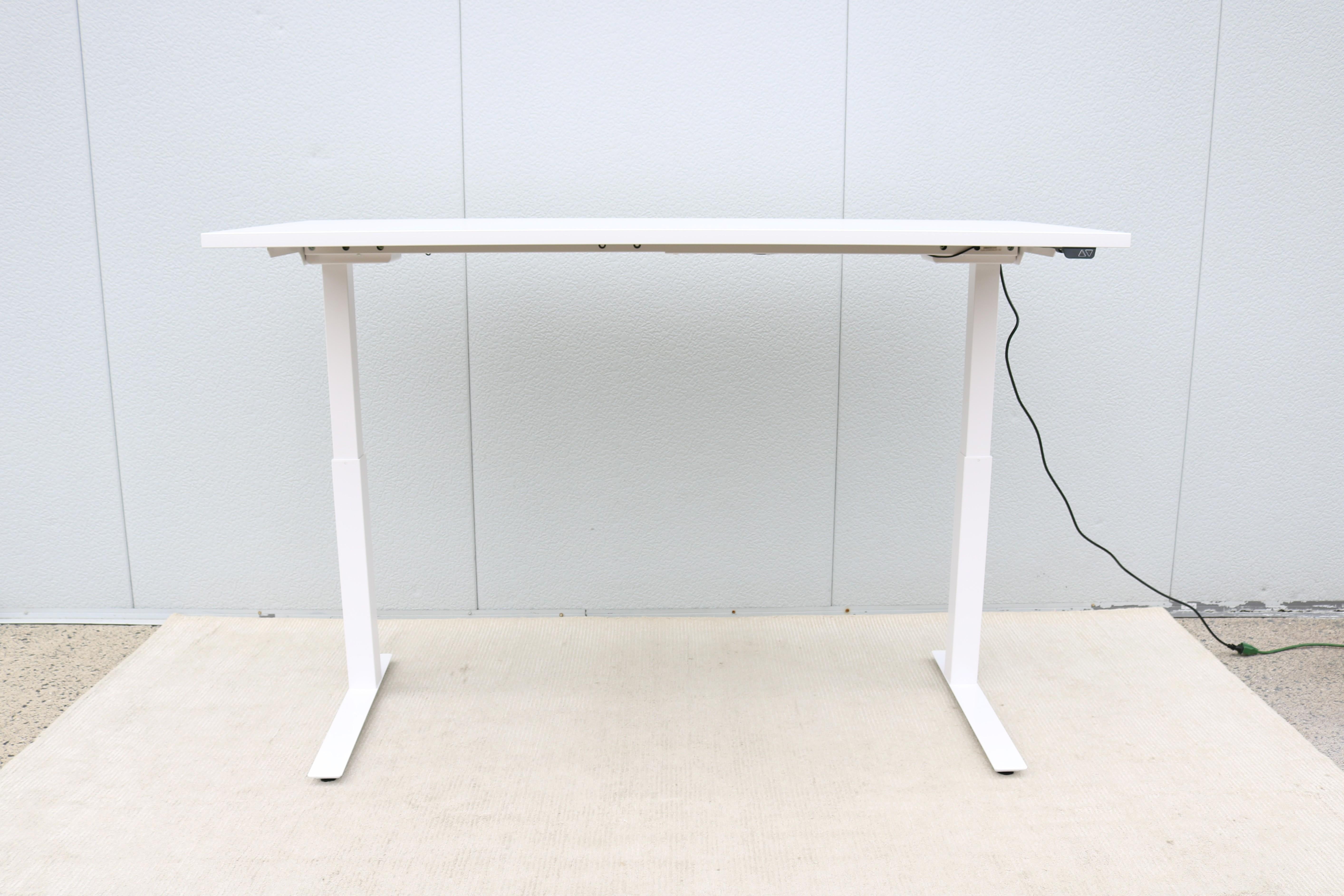 Knoll K. Stand Electric Height-Adjustable Rectangle White Table Desk In Excellent Condition For Sale In Secaucus, NJ