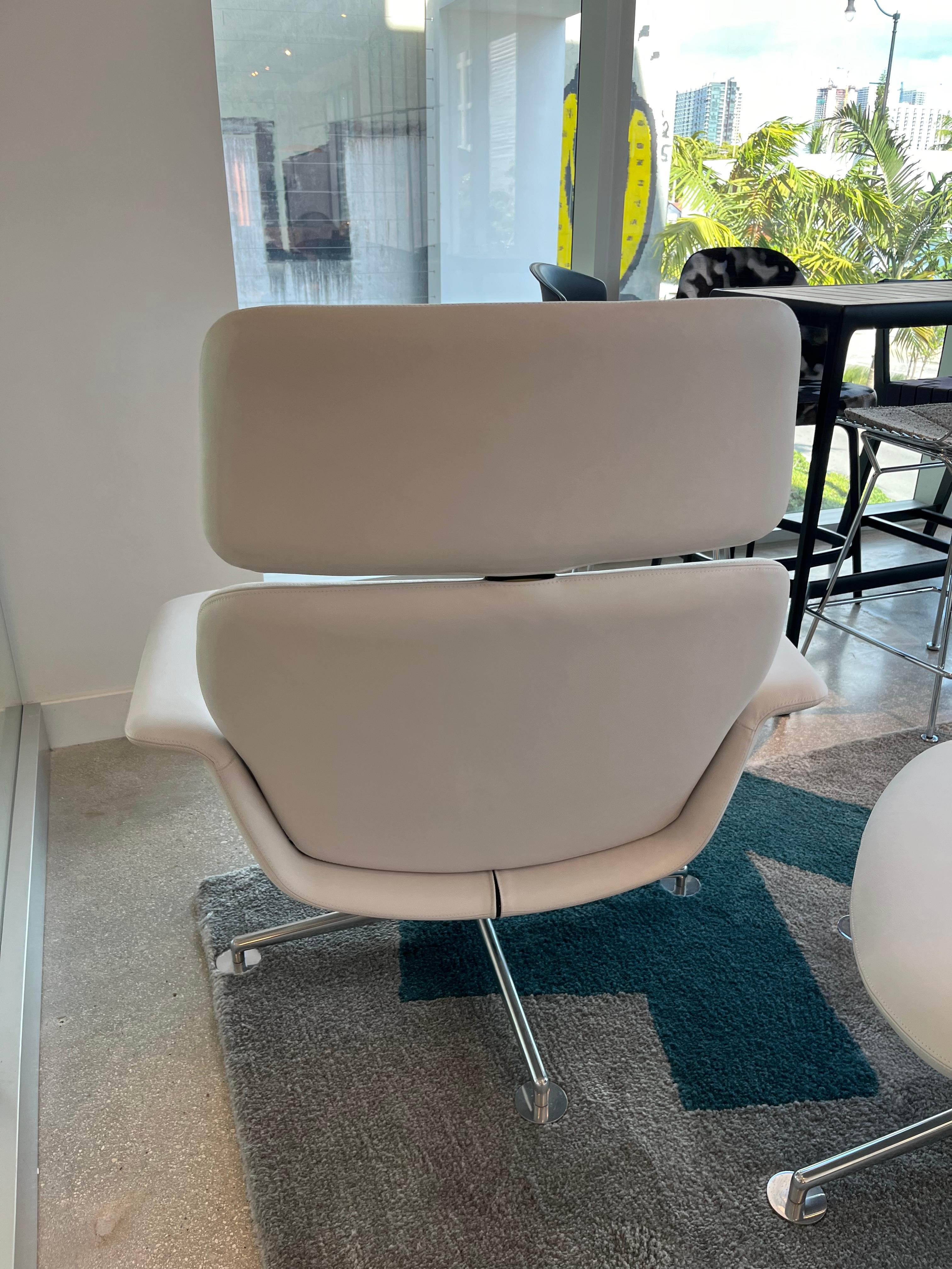 Knoll KN High Back Swivel Reclining Lounge Chair and Ottoman Set In New Condition For Sale In Miami, FL