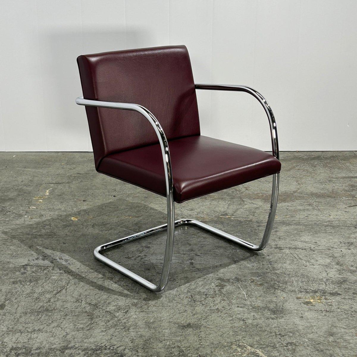 Bringen Sie einen Hauch von zeitloser Eleganz in Ihren Wohnbereich mit dem Leather Brno Tubular Brown Chair von Ludwig Mies van der Rohe für Knoll. Dieses ikonische Möbelstück mit seinem schlanken Stahlrohrrahmen und der luxuriösen braunen