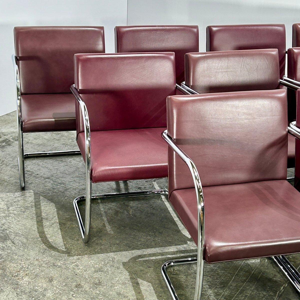Bringen Sie einen Hauch von zeitloser Eleganz in Ihren Wohnbereich mit dem Leather Brno Tubular Brown Chair von Ludwig Mies van der Rohe für Knoll. Dieses ikonische Möbelstück mit seinem schlanken Stahlrohrrahmen und der luxuriösen braunen