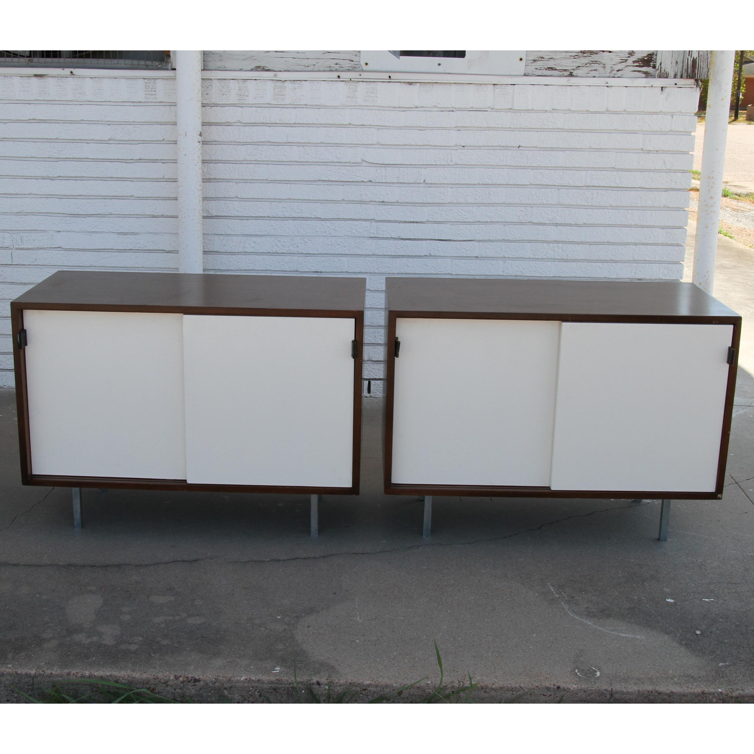 Mid-Century moderno Armadi con maniglie in pelle Knoll in vendita