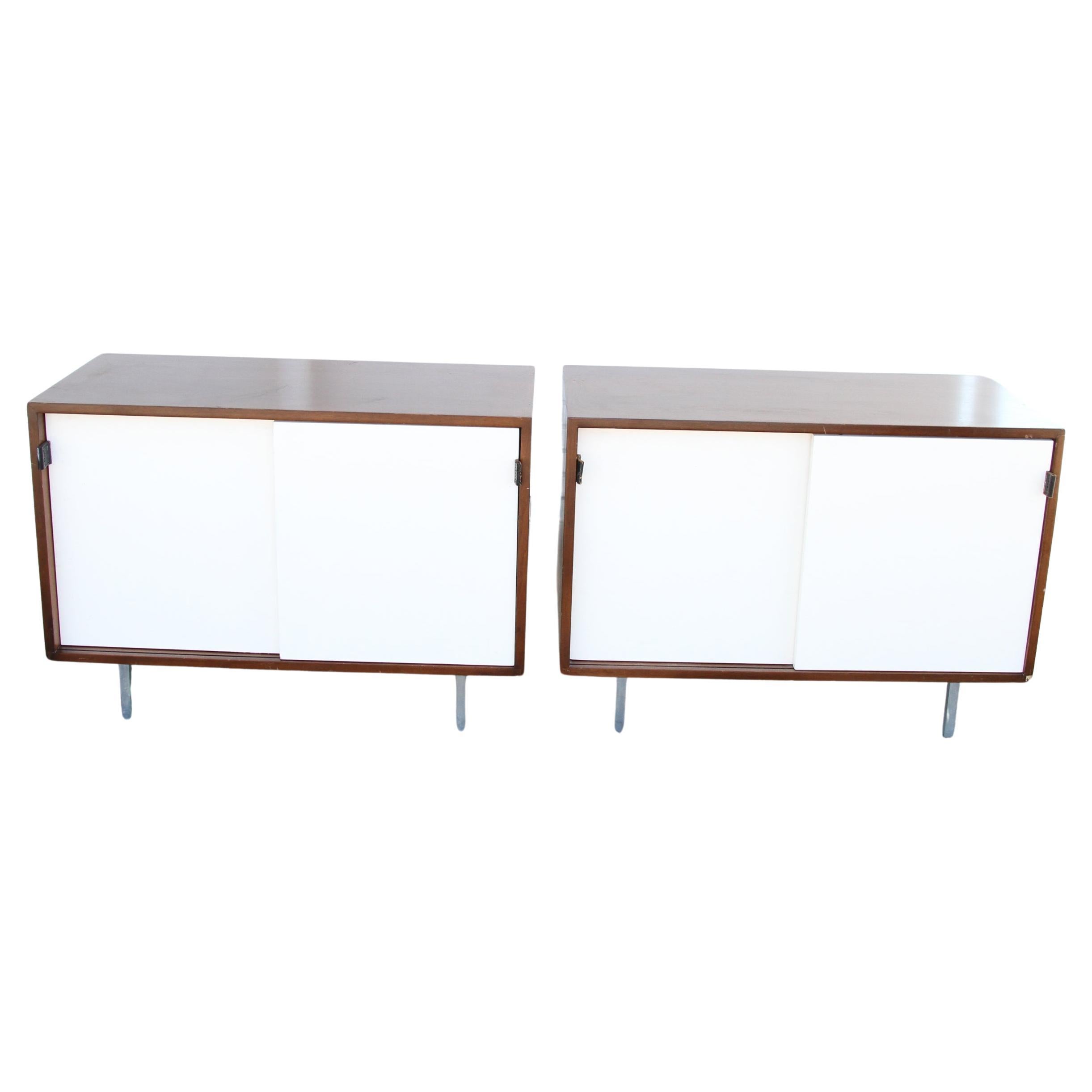 Questi armadi lineari di Knoll sono da urlo.
Il contrasto tra il noce e il laminato bianco è un vero e proprio colpo d'occhio. Le gambe cromate portano questi armadietti a un passo dal lusso, dal design e dalla scultura, poiché tutti sono racchiusi