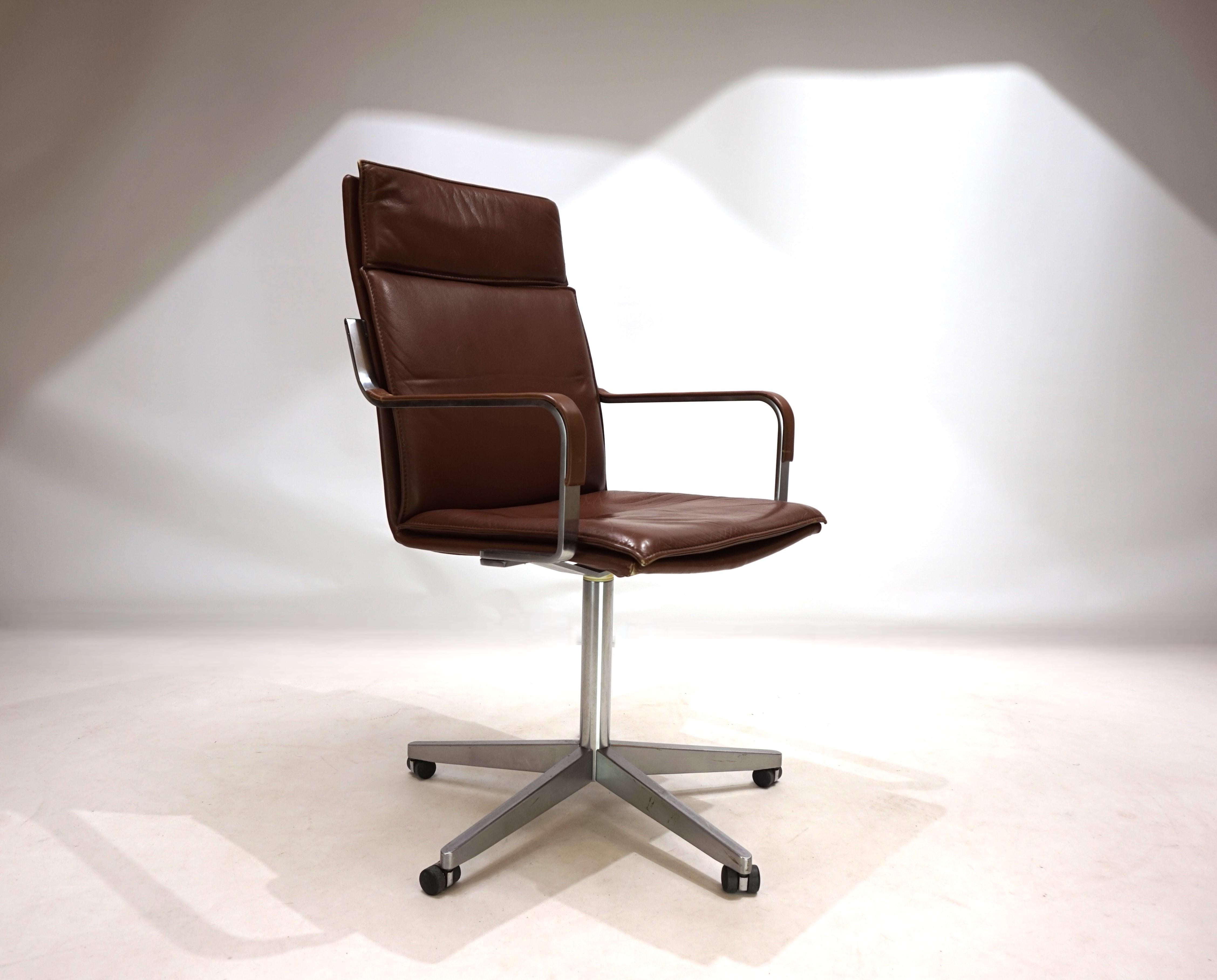 The Knoll office chair in cognac-colored leather is in good condition. The leather of the backrest and the seat and back cushions have minimal patina. The leather armrests are in perfect condition except for a cut in the back of the right armrest,