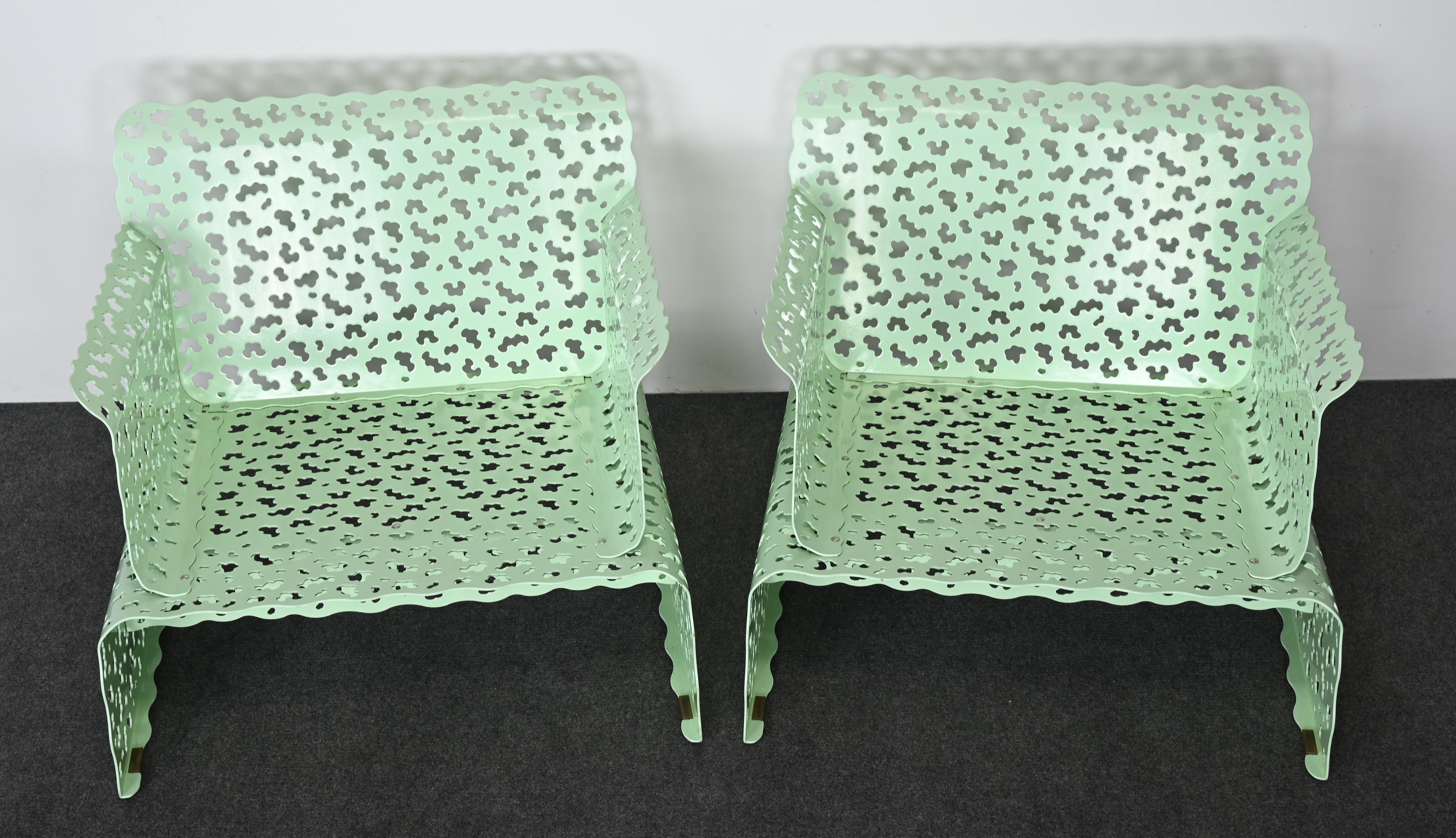Knoll Limited Edition 'Topiary Cushion Lounge Chairs' and Side Table, 1997 In Good Condition In Hamburg, PA