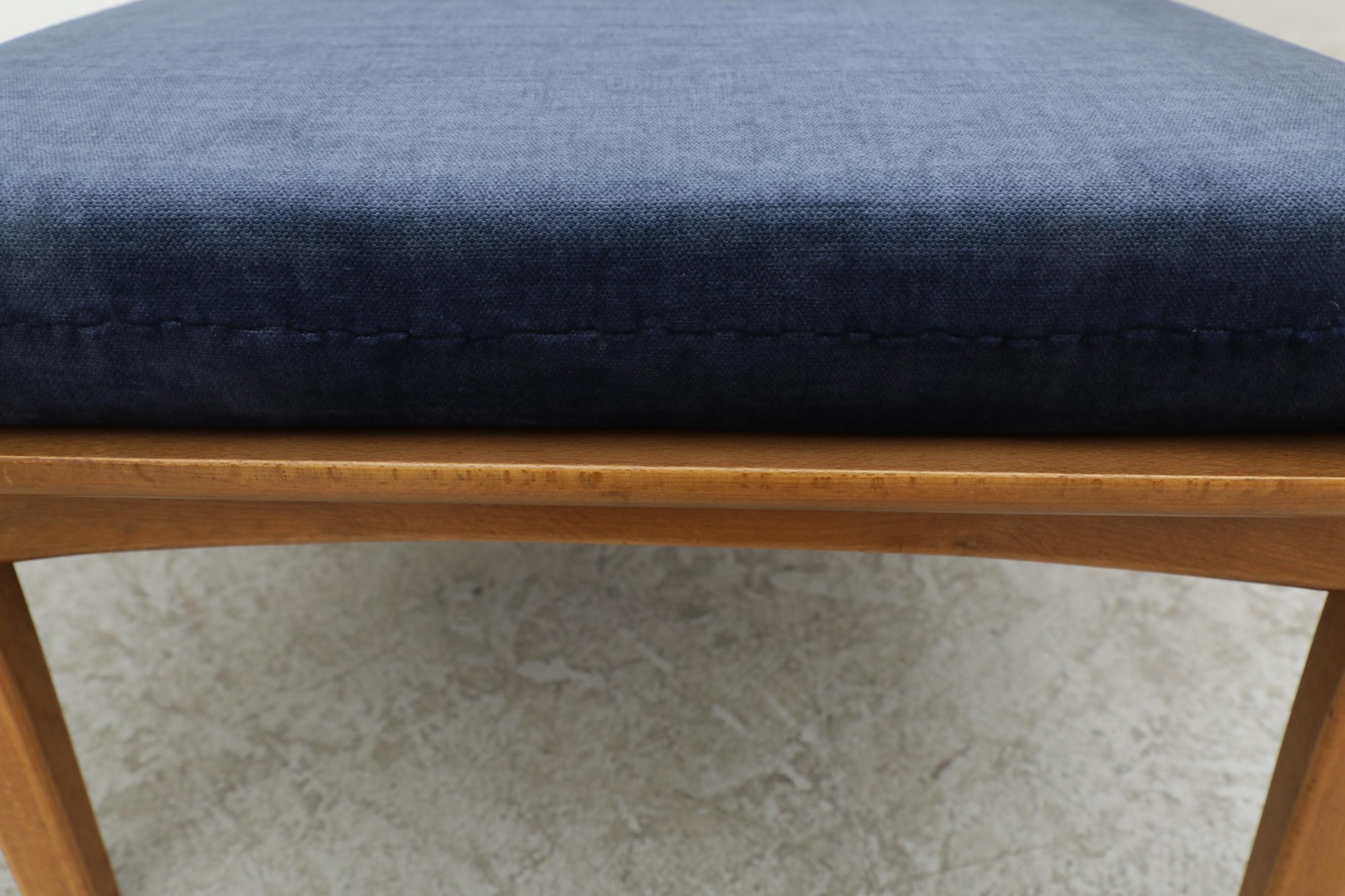 Knoll Lounge Chair With Navy Cushions 7