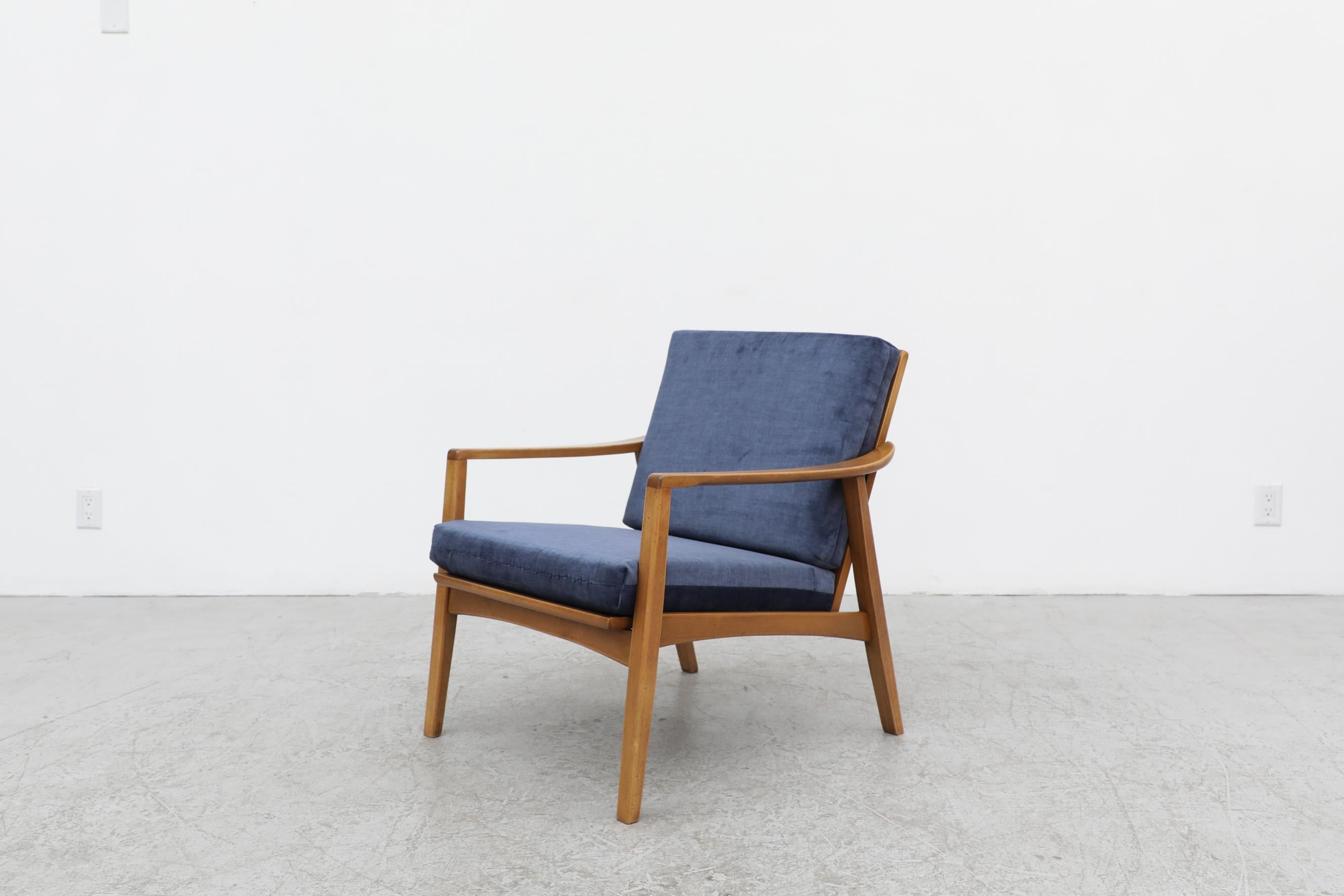 Mid-Century Modern Knoll Lounge Chair With Navy Cushions