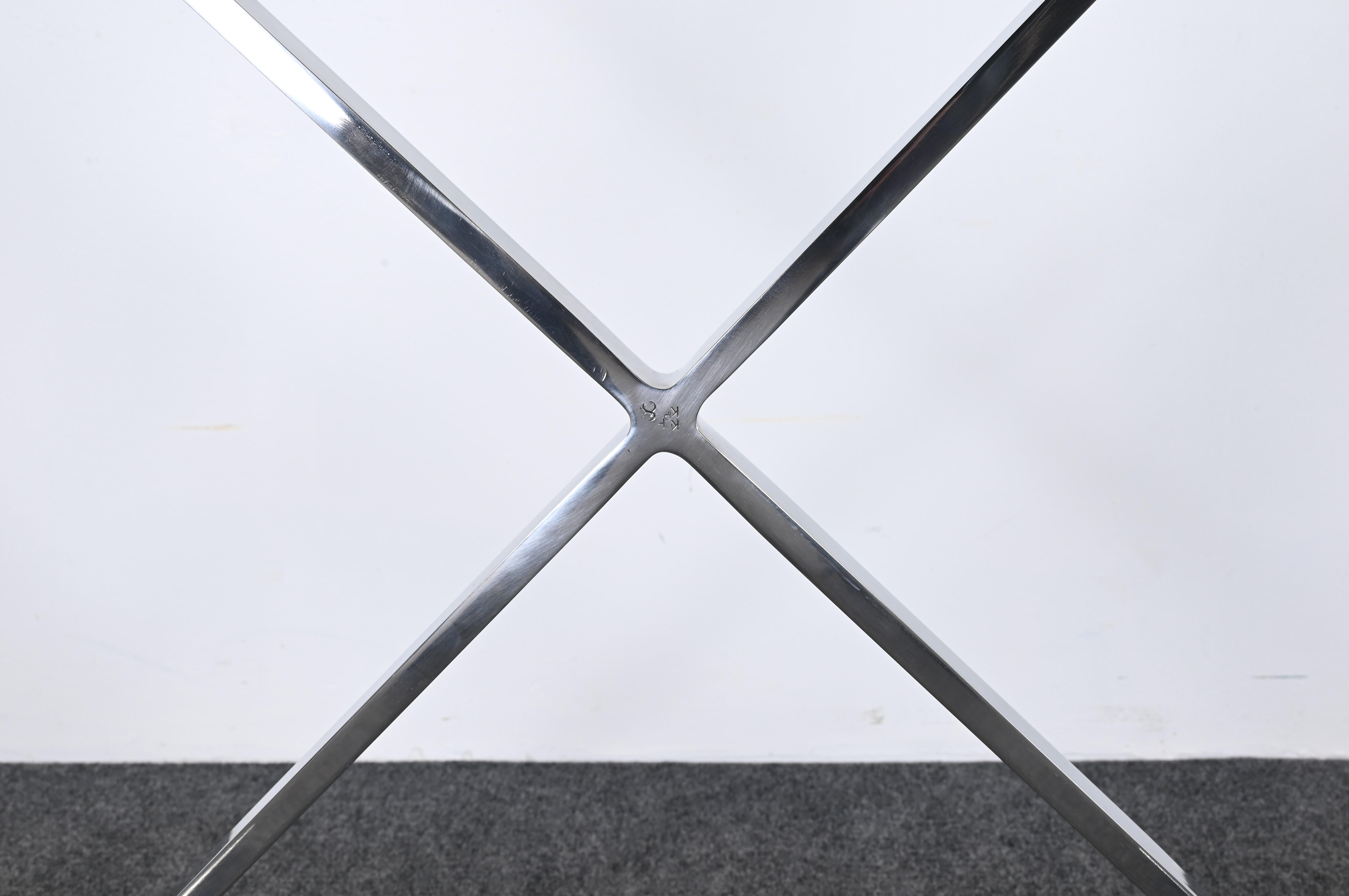 Ein wunderbares frühes Beispiel von Knoll Ludwig Mies van der Rohe Barcelona 252 Solid Stainless Steel Coffee Table. Dieser klassische Couchtisch passt gut in jede traditionelle oder zeitgenössische Einrichtung. Der Iconic-Cocktailtisch oder der