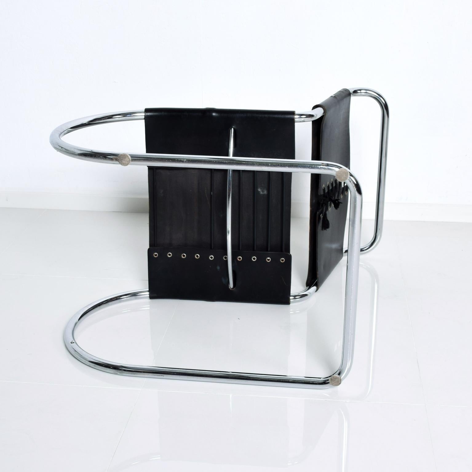 For your consideration, an iconic MR chair designed by Ludwig Mies van der Rohe. Tubular chrome-plated steel with black leather. No Label present. Dimensions: 33