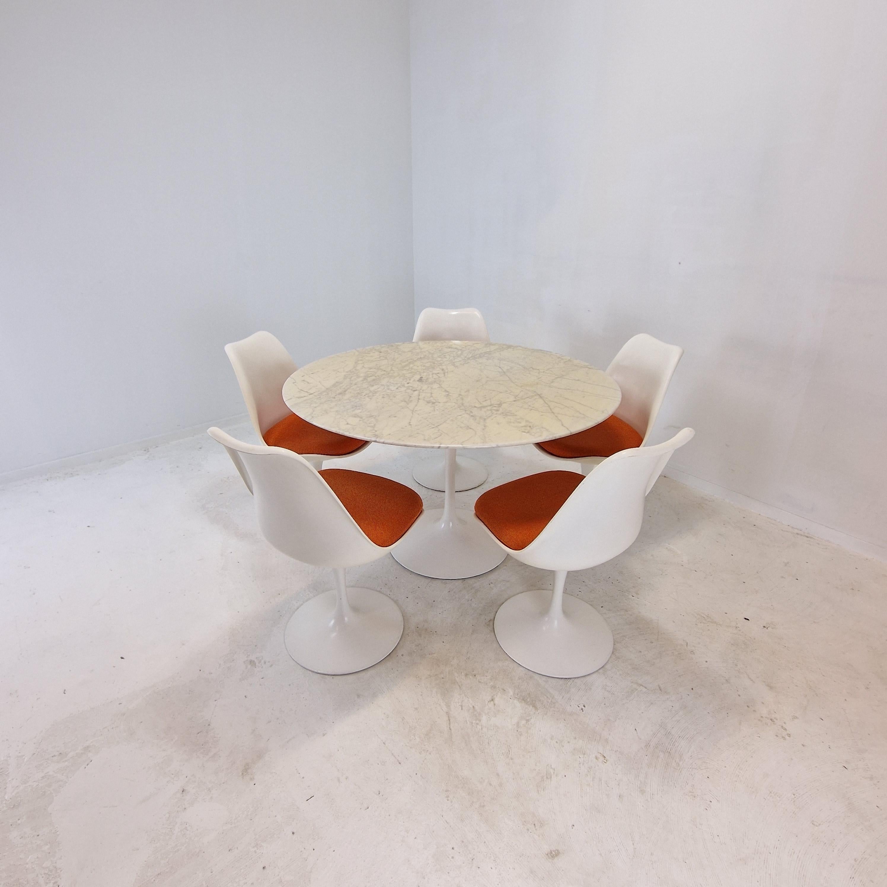 Magnificent and fully original Tulip dining set designed by Eero Saarinen.
It is produced by Knoll International in the 1960s. 

The set consists of 5 original tulip chairs and the original matching round marble table, originally marked.

The chairs