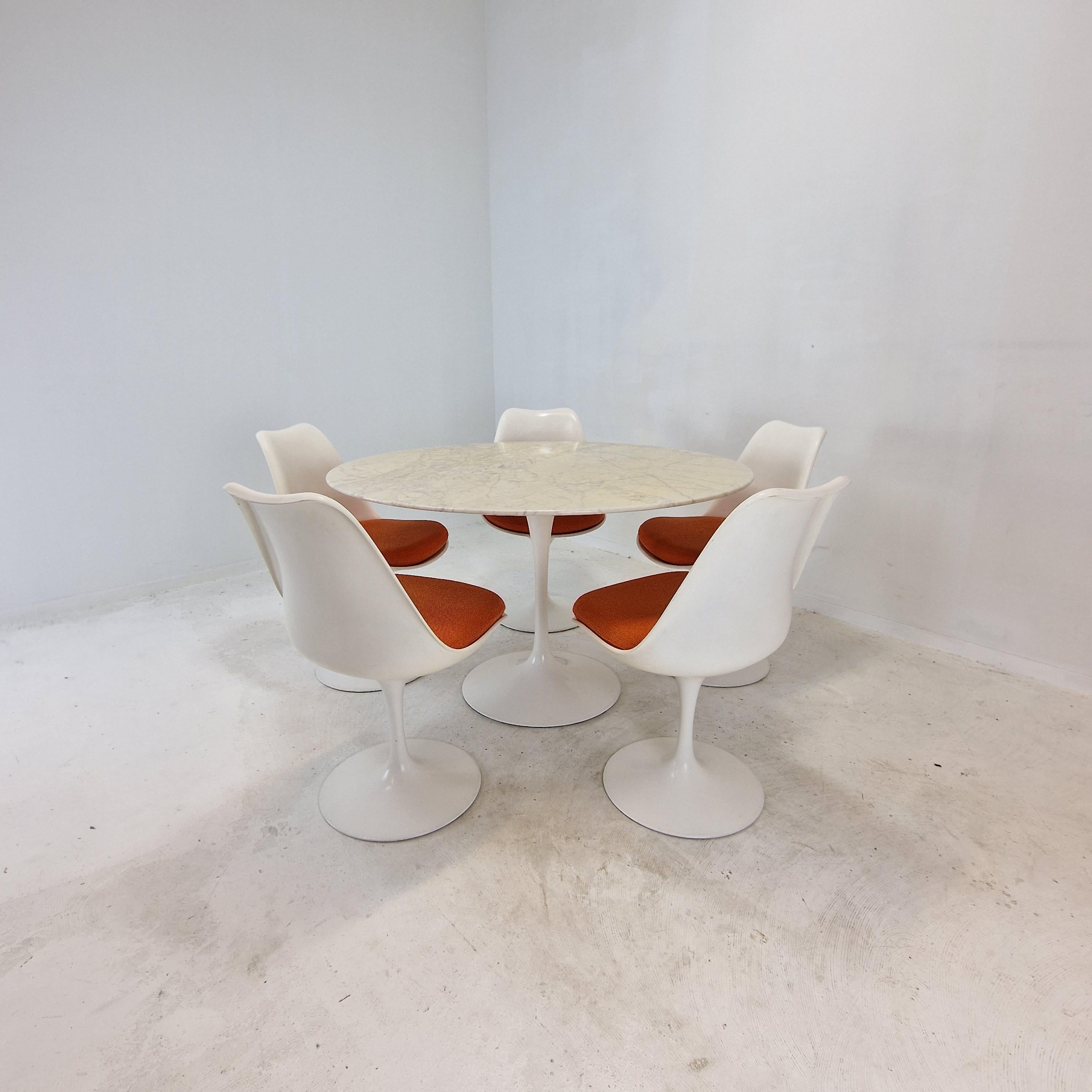 Mid-Century Modern Knoll Marble Dining Table With 5 Chairs by Eero Saarinen, 1960s For Sale