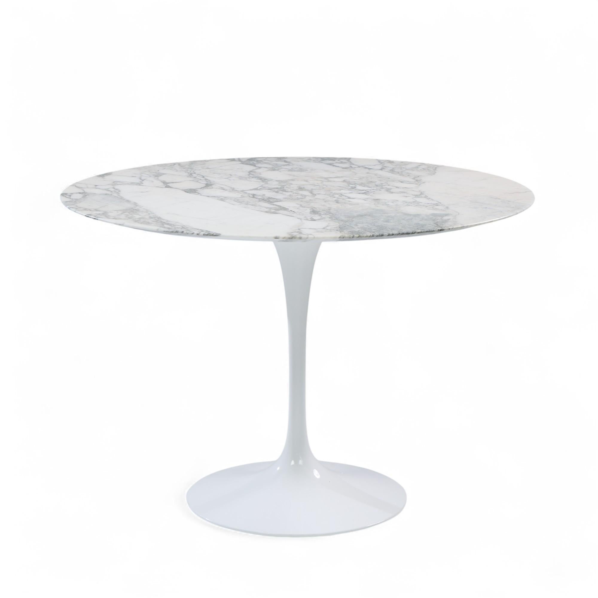 Knoll Mid Century 42-Zoll-Tulip-Esstisch

Dieser Esstisch misst: 42 breit x 42 tief x 28,25 Zoll hoch, mit einem Stuhl Abstand von 27,25 Zoll

Wir machen unsere Fotos in einem Studio mit kontrollierter Beleuchtung, um so viele Details wie möglich zu