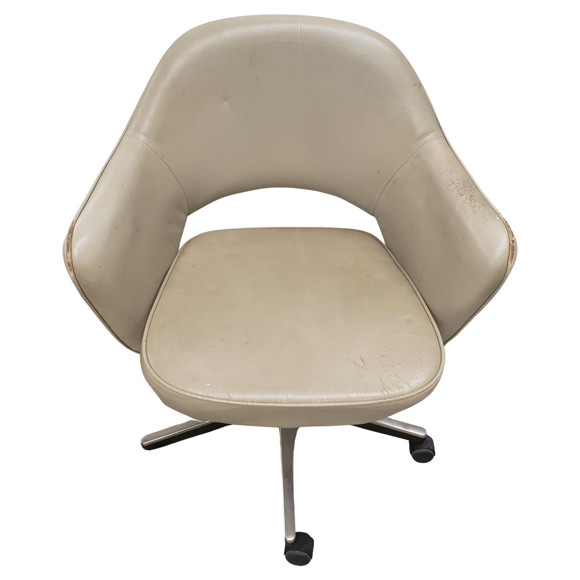 A 1960s vintage top grain leather revolving office chair by Knoll. 
Measures: 27