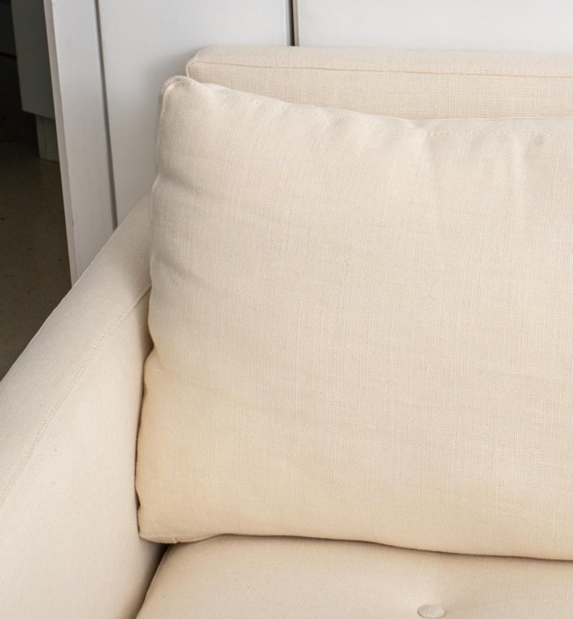 Florence Knoll Mid-Century Modern Art Leinen gepolsterte Couch, auf vier goldfarbenen Metall-Klammerfüßen. 31