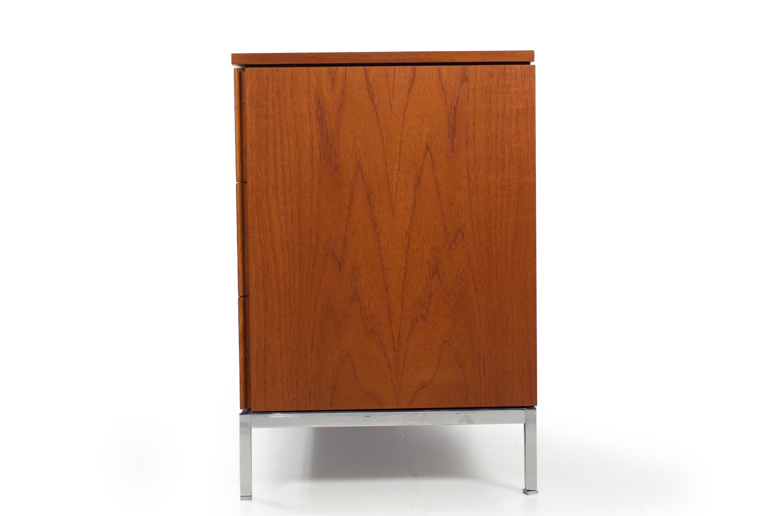 Mid-Century moderno Credenza a doppia cassettiera in teak e cromo di Knoll, metà del secolo scorso, circa 1970 in vendita