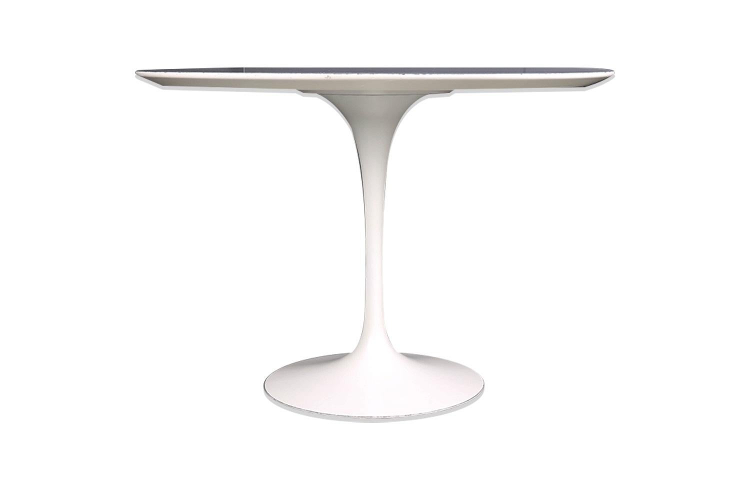 Classic Mid-Century Modern original, round Saarinen Tulip pedestal table for Knoll designed by Eero Saarinen (USA 1910-1961) for Knoll Furniture International in 1956. Comfortably seats four people. Features original white satin smooth laminate 42?
